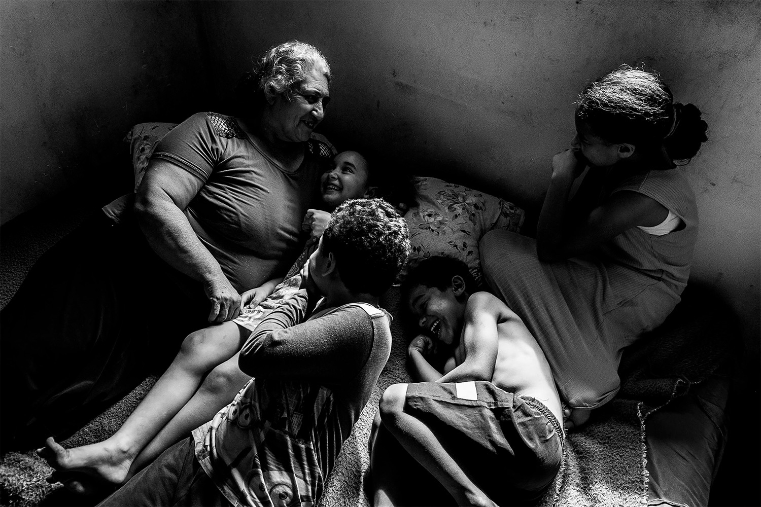 «Территория надежды», Присцила Рибейру (Южная Америка).Сандра Мара Сикейра проводит время со своими внуками – Микаэлом, Дави, Аной Флавией и Виторией – в Коломбо (штат Парана, Бразилия). С 2013 г. семья живет в самовольном поселении Парке‑дус‑Лагуш и борется за официальную регистрацию земли и доступ к инфраструктуре – воде, канализации и электричеству.