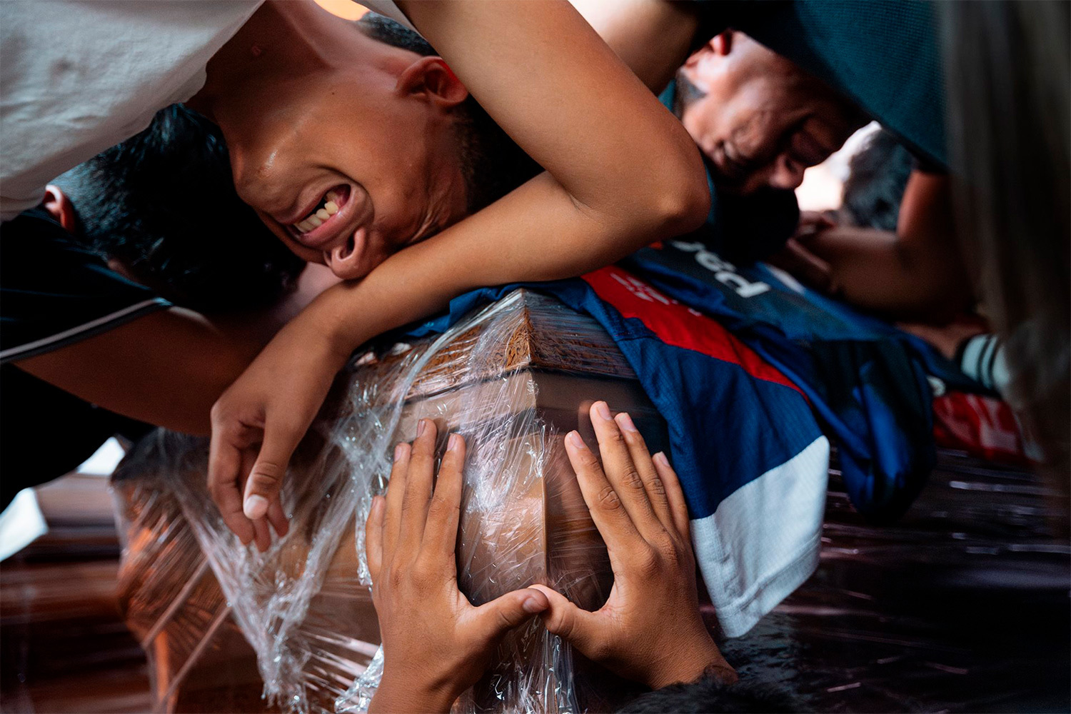 «Похороны «четверки с Мальвин», Сантьяго Аркос (Южная Америка).Товарищи скорбят по 15-летним подросткам, сожженные останки которых были найдены у базы ВВС. Жители района Лас-Мальвинас прошли траурной процессией от домов до кладбища. Инцидент обнажил проблемы политики безопасности: она опирается на расовое профилирование и ведет к криминализации социально уязвимых молодых людей. Гуаякиль, Эквадор