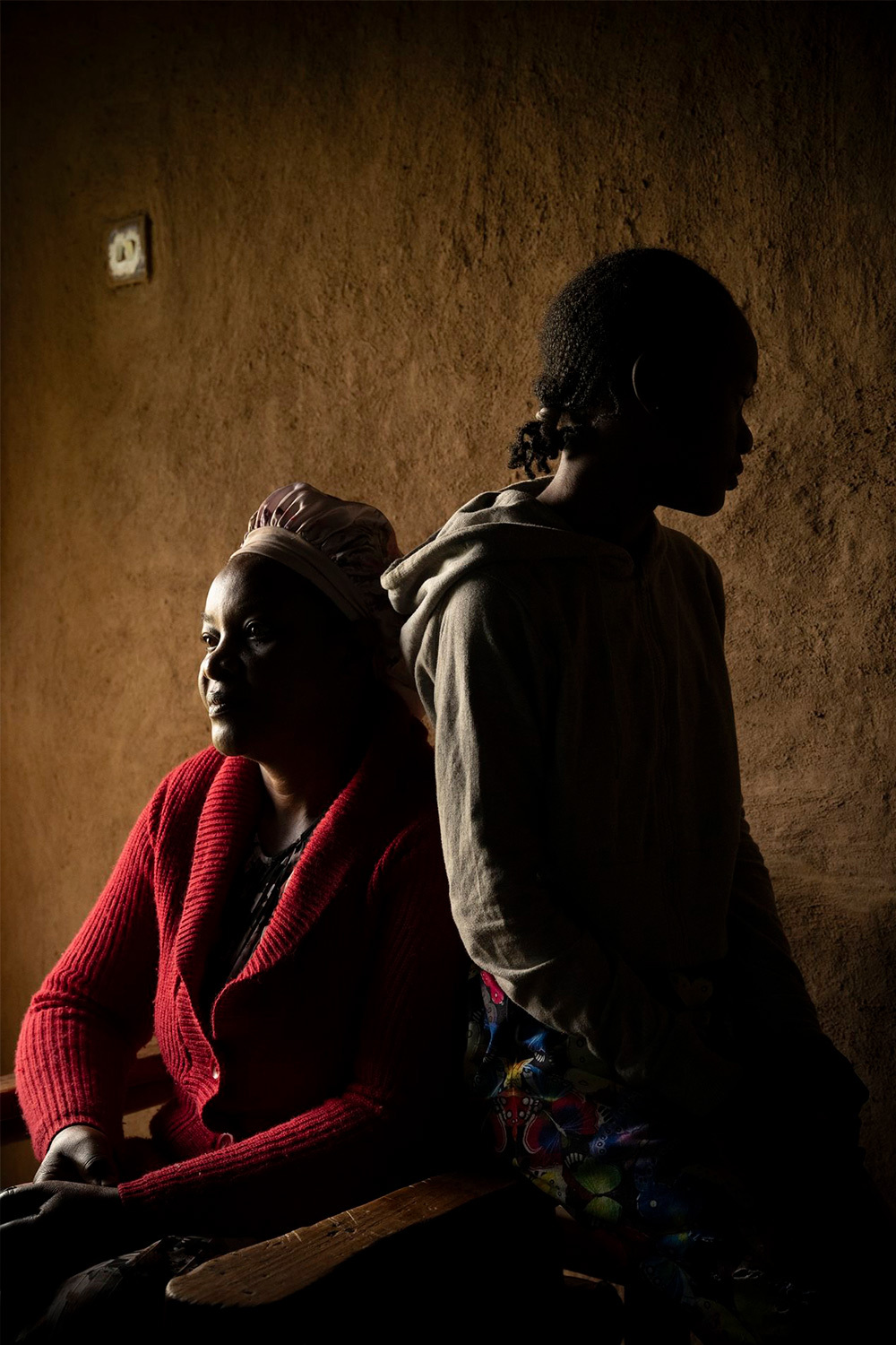 «Дети, которых нет», Киана Хайери (Африка).Эдит Магомере Ингасани и ее девятилетняя дочь живут в округе Вихига в Кении. Десятки тысяч кенийских женщин уезжают в Саудовскую Аравию на работу в качестве домашней прислуги, где сталкиваются с жестоким обращением – изъятием паспортов, невыплатой зарплаты и отсутствием защиты трудовых прав. Эдит Магомере Ингасани скрывала беременность, поскольку в Саудовской Аравии незамужним грозит арест за рождение ребенка вне брака. Из-за бюрократических препятствий в обеих странах она годами не могла оформить для девочки документы и вернуться в Кению. Сделать это она смогла только в 2024 г.