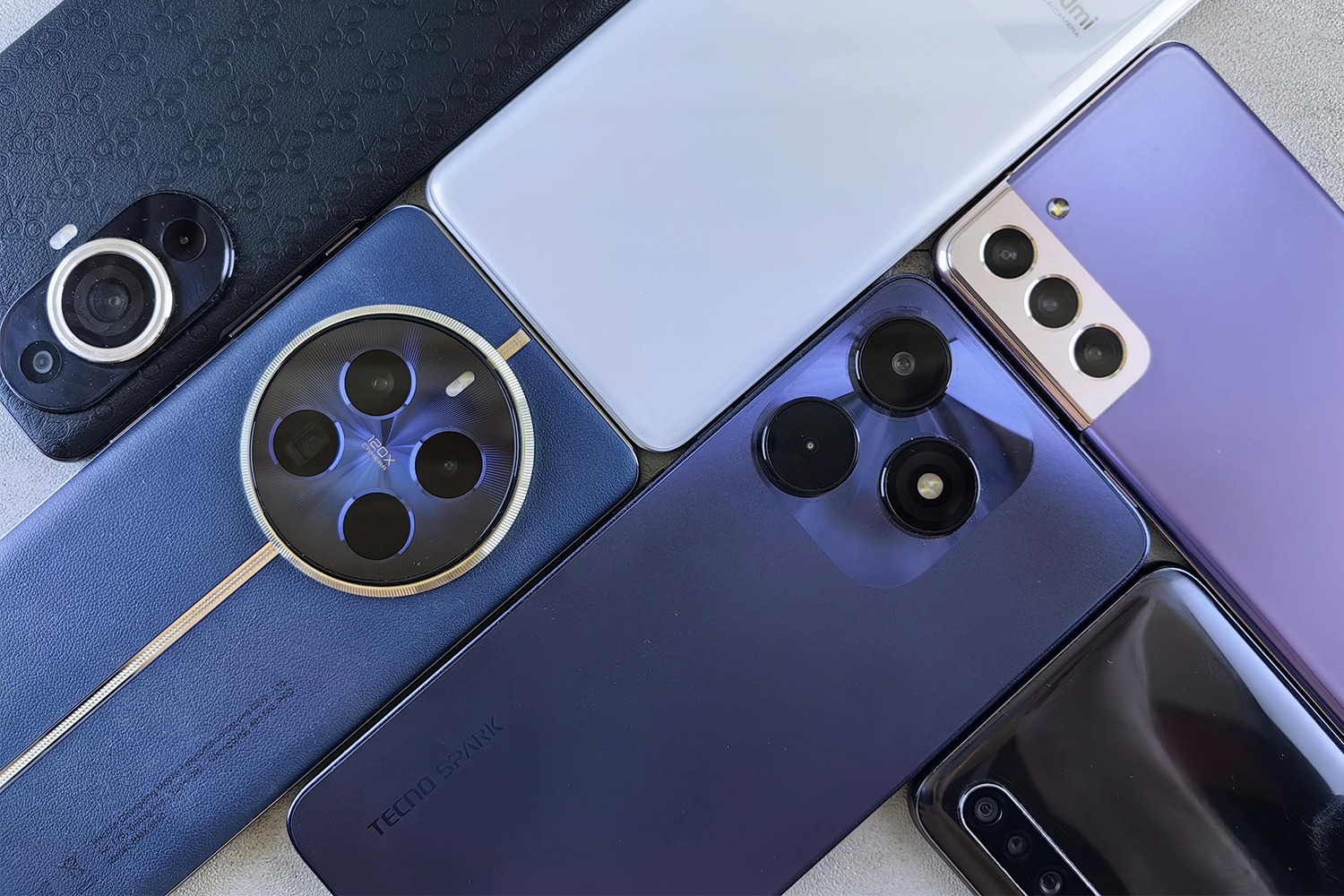 Миниатюрные камеры для смартфонов. В 1990-е специалисты из подразделения реактивного движения (JPL) NASA разработали маленькие камеры с высоким разрешением. Они не занимали много места в космическом корабле (а порой помещались в скафандр), но сделали фотографии, пригодные для проведения научных исследований. По оценкам NASA, предложенные им технологии содержат не менее, чем один из трех смартфонов.&nbsp;&nbsp;