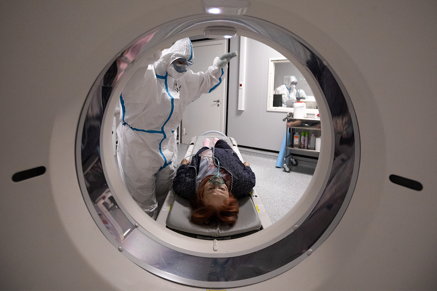 Компьютерная томография. При создании продвинутых методов медицинских исследований также использовались наработки JPL NASA в области получения высококачественного цифрового изображения. Так называемые «побочные» космические технологии сделали возможными еще и операции по шунтированию сосудов, временные сердечные насосы, нейропротезы и экзоскелеты.