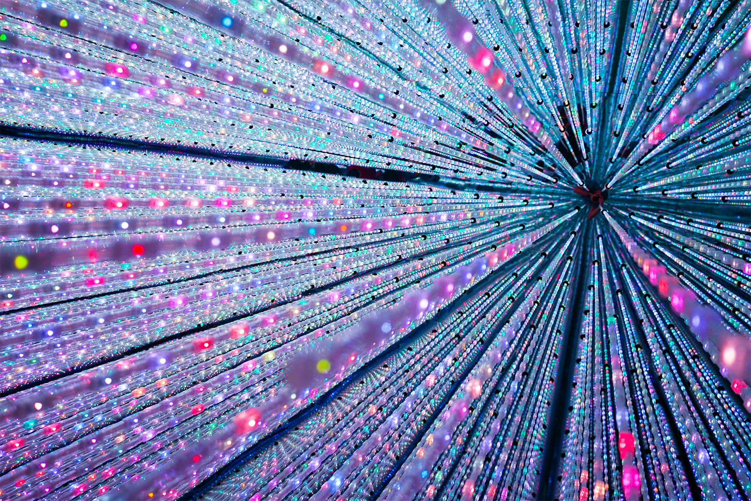 Светодиоды использовали на орбите для отслеживания работы приборов, выращивания растений и поддержание здоровья космонавтов. Некоторые орбитальные гаджеты с ними помогают снять спазмы и расслабить мышцы.&nbsp;