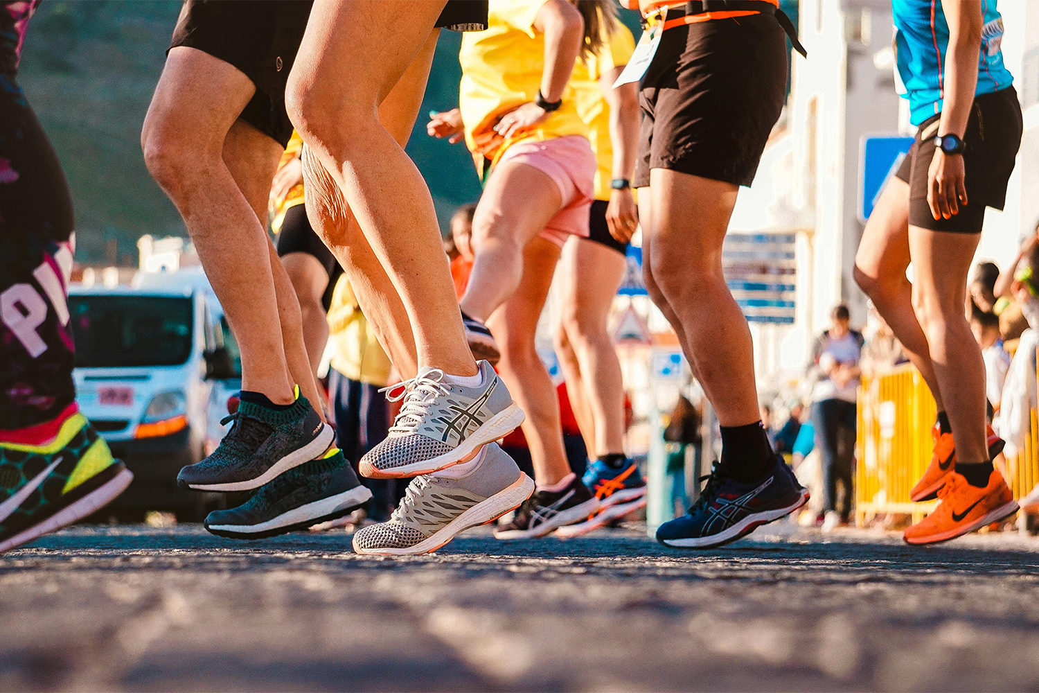 Кроссовки для бега и ортопедические подушки. Пеноматериалы с эффектом памяти и ароматизацией создавались, чтобы защитить космонавтов от травм во время полетов или высадки на другие планеты и спутники. Проще говоря, сапоги астронавта Нила Армстронга не только первыми оставили след на поверхности Луны, но и стали прообразом кроссовок Nike.