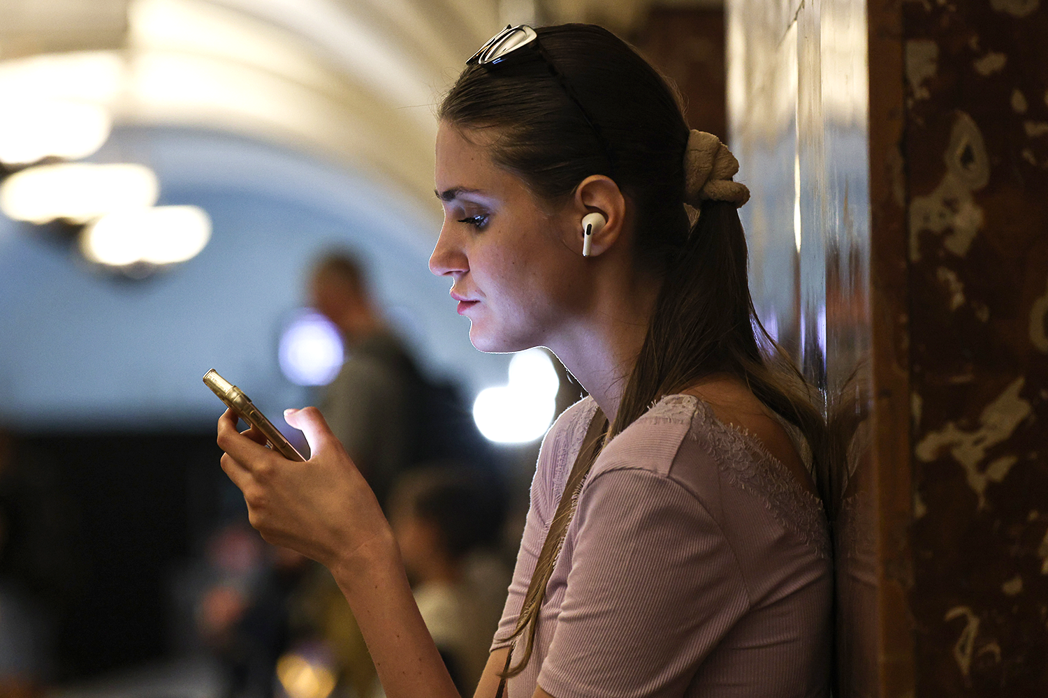 Беспроводные наушники и гарнитуры. Они также придуманы для космонавтов, чтобы провода не мешали им выполнять эксперименты и выходить в открытый космос. Правда, на старте космической эры гаджеты использовали радиоканал, а не стандарт беспроводной связи ближнего действия (Bluetooth). Космонавты из СССР пользовались приставками звукового сопровождения «Мираж».&nbsp;