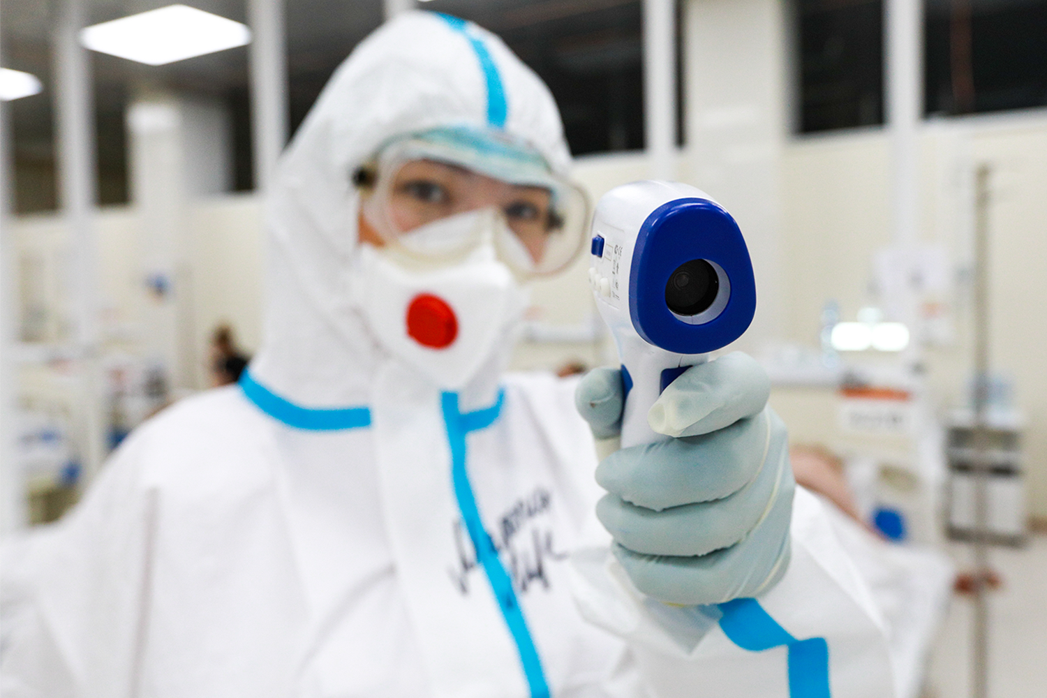 Инфракрасные термометры. Эти медицинские гаджеты постепенно заменяют ртутные градусники. Они стали особо востребованными во время пандемии: не требуют соприкосновения с кожей или слизистой, а значит не способствуют распространению инфекции. Первые американские модели разработаны NASA совместно с компанией Diatek. Говорят, что они применили те же принципы, что и исследователи космоса – при измерении температуры звезд и планет.&nbsp;