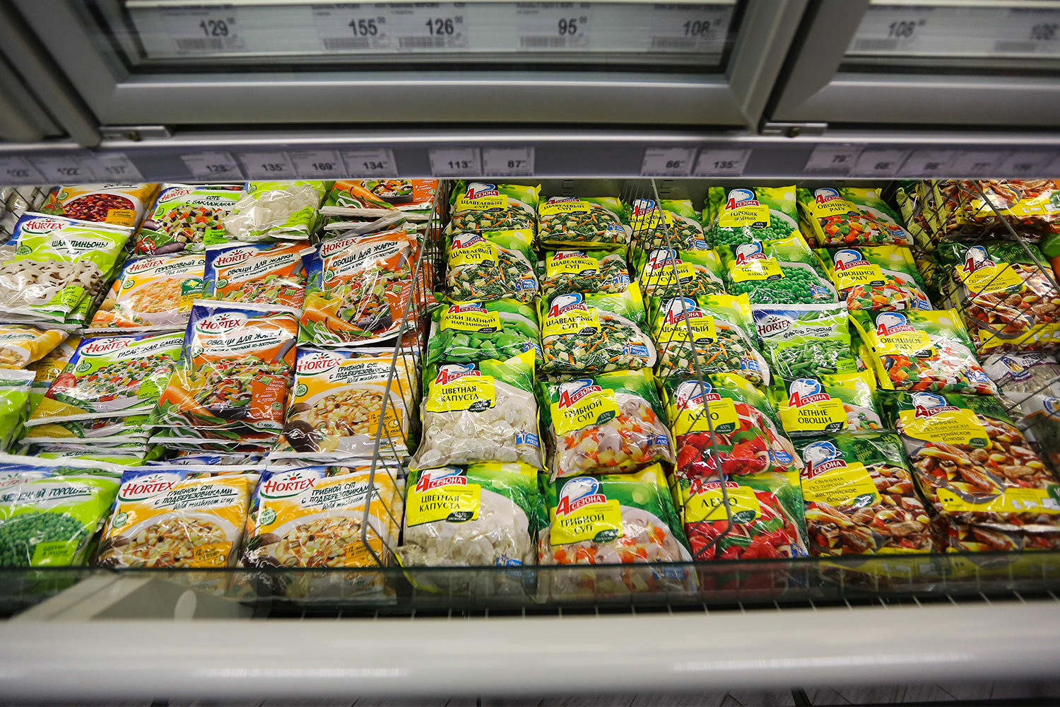 Замороженные овощи и вакуумные пакеты. Метод шоковой заморозки (сохраняет почти все витамины, но сокращает вес продуктов до 20%), сублимация и вакуумные упаковки стали популярны после того, как их опробовали космонавты. Кстати, первым, кто поел и попил в невесомости, стал Юрий Гагарин: продукты для него поместили в специальные тюбики.