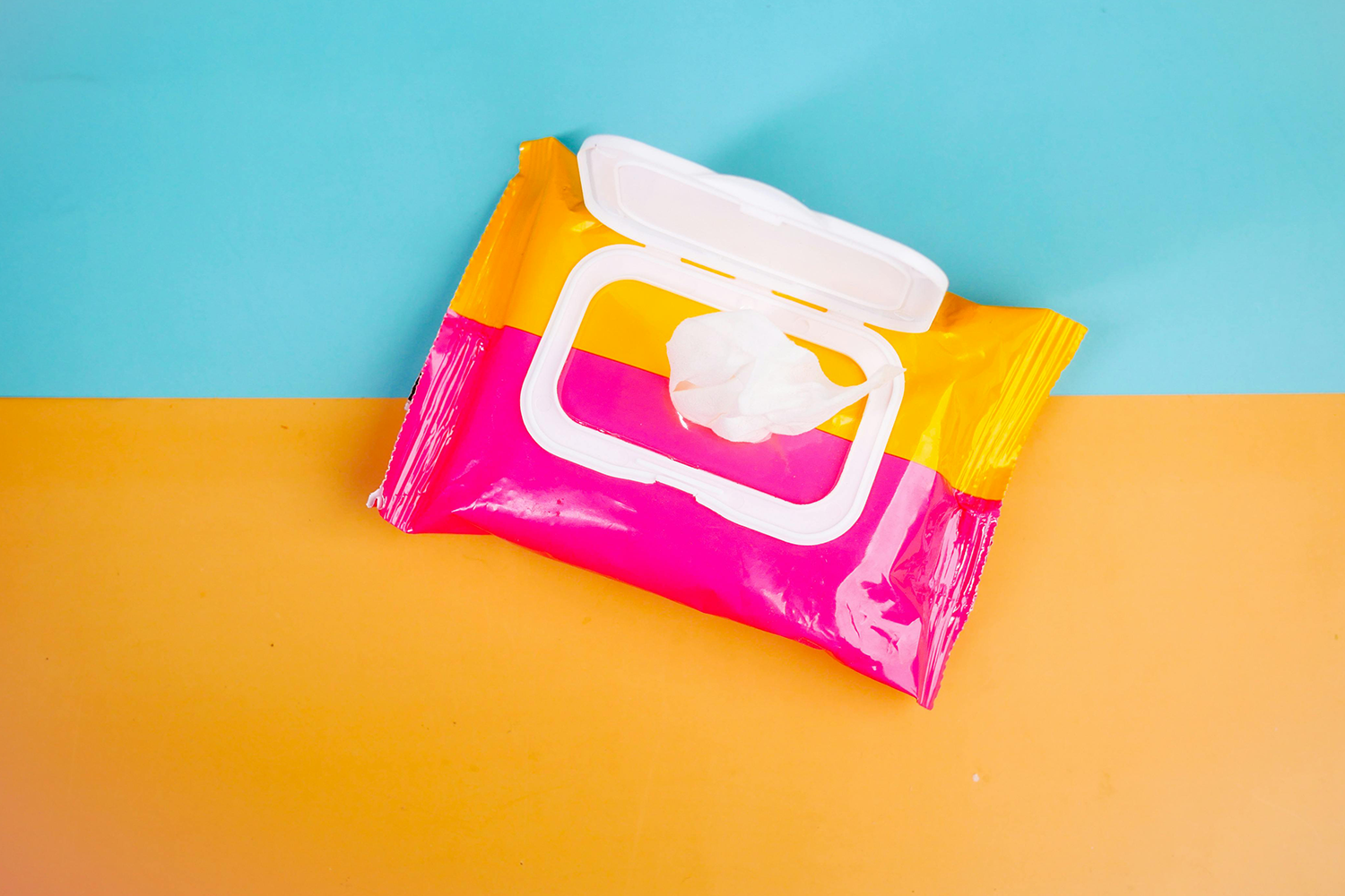 Сухие шампуни и влажные салфетки. Наиболее известный советский и российский сухой шампунь для космонавтов назывался «Аэлита». При этом методы поддержания гигиены в тесноте и нехватке воды постепенно стали популярны и на Земле, например, во время путешествий в поездах или походов. «Мы в космосе все обтираем салфетками, но длинные волосы, в отличие от коротких мужских, быстро не оботрешь. Для этого требуется несколько полотенец, много воды и много времени», – рассказывала «Ведомостям» космонавт-испытатель Анна Кикина. В последние годы тестируют несмываемые стиральные порошки.