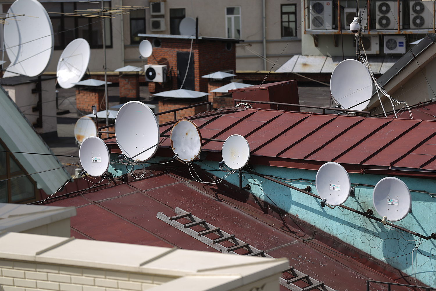 Спутниковые тарелки и телефоны. В 1965 г. советский искусственный спутник Земли «Молния-1» впервые ретранслировал телепередачи из Москвы в Париж. Это считается стартом современного телевидения и связи, когда стали возможны трансляции мероприятий за пределами телестудий (например, Олимпиады или Евровидения).