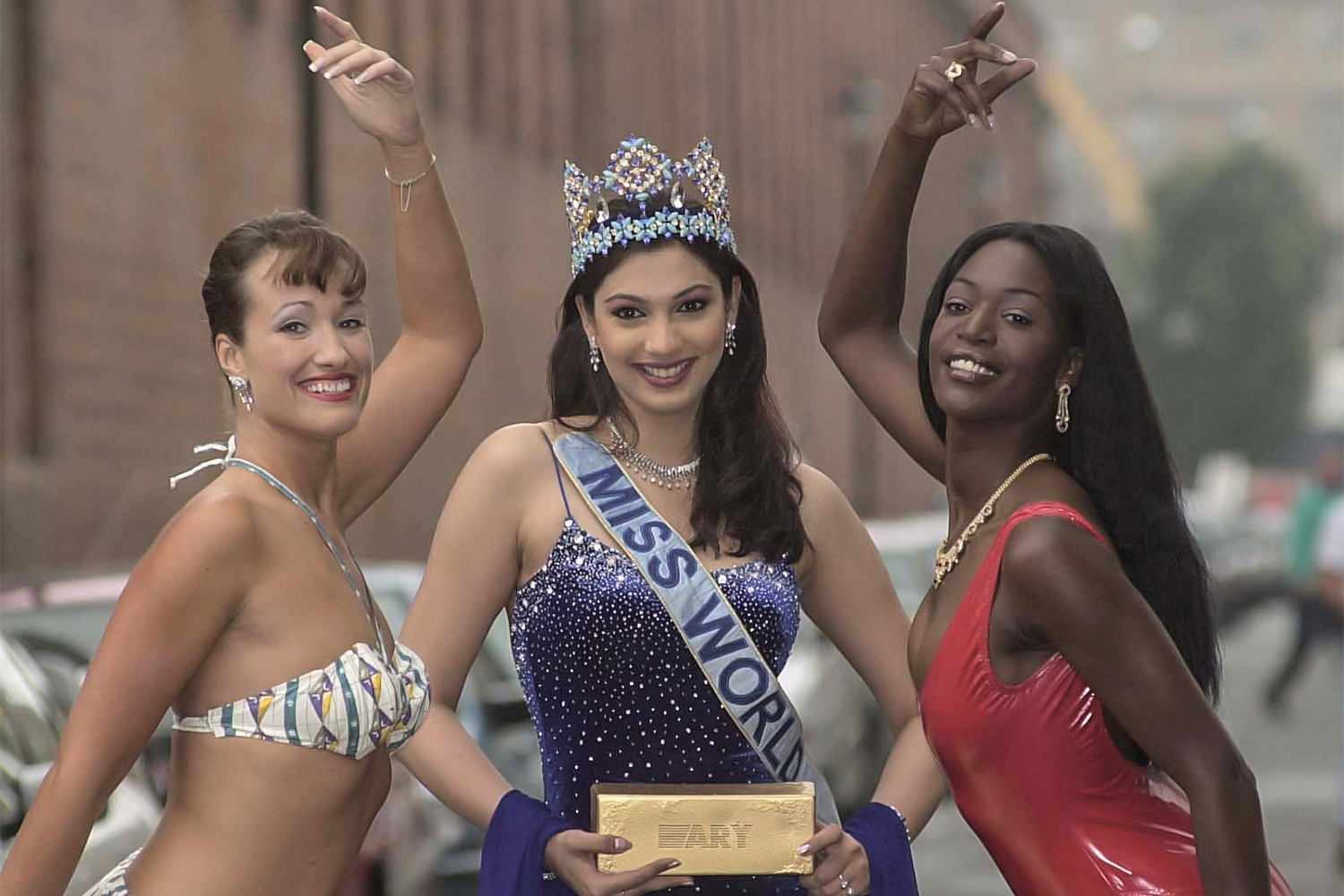 В 1990-е обострилось соперничество с конкурсом «Мисс Вселенная». Оба мероприятия боролись за участниц и телевизионные контракты. В 1995 г. Индия стала первой страной, отправившей своих представительниц на оба состязания. С тех пор государства стали посылать разных девушек на каждый конкурс, чтобы увеличить шансы на победу.На фото: участницы «Мисс мира 2000».