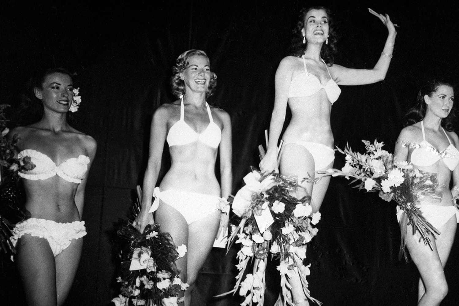 Финал первого конкурса прошел в лондонском театре «Лицеум» 29 июля 1951 г. В нем приняли участие 26 девушек из Великобритании, Дании, США, Нидерландов, Франции и Швеции, демонстрировавшие купальники бикини, что для того времени было довольно смело и вызвало неоднозначную реакцию в обществе. Тогда победительницей стала 22-летняя шведка Кикки Хоканссон (на фото). Она получила корону с бриллиантами, чек на 1000 фунтов стерлингов, ожерелье и возможность появиться на обложках модных журналов. Папа римский осудил новоиспеченную королеву красоты за «бесстыдство».