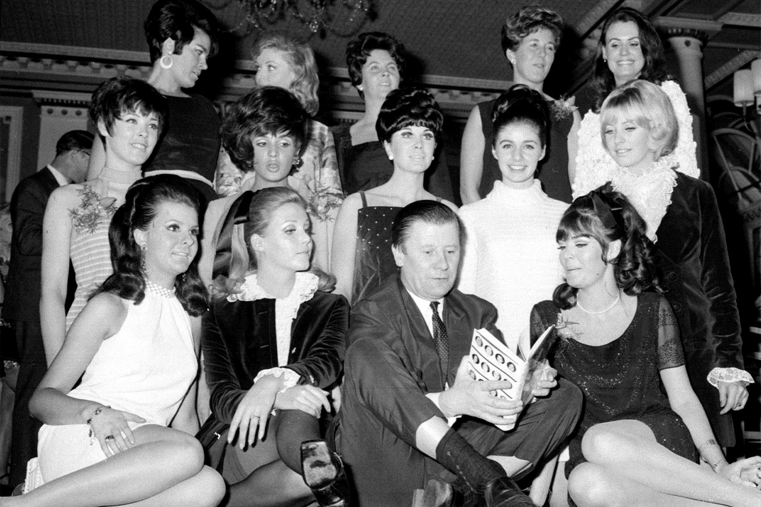 15 апреля 1951 г. рекламный агент Эрик Морли, организуя в Великобритании танцевальный конкурс, решил добавить к нему элемент демонстрации купальников, чтобы сделать шоу более зрелищным. Так родилась идея мероприятия, впоследствии получившего название «Мисс мира». Изначально оно задумывалось как разовое событие для продвижения британского пляжного отдыха – так Морли хотел привлечь туристов в послевоенную страну. 