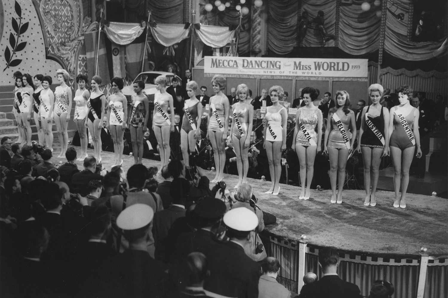 После успеха первого конкурса Эрик Морли решил проводить его ежегодно и постепенно превратил в одно из самых престижных международных состязаний красоты. К середине 1950-х сформировались основные этапы: дефиле в купальниках, вечерних платьях, национальных костюмах и интеллектуальное собеседование. В 1959 г. конкурс впервые транслировался по телевидению – в Англии его смотрели порядка 25 млн человек.