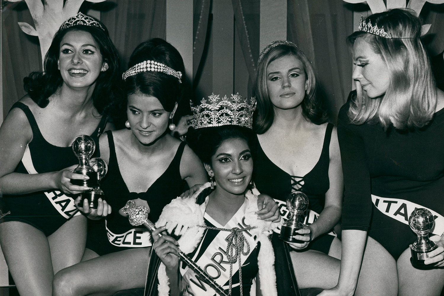 В 1960-е организаторы «Мисс мира» начали активно привлекать участниц из Азии, Африки и Латинской Америки. В 1966 г. победу впервые одержала девушка из Азии – Рейта Фариа из Индии (на фото в центре). Позднее представительницы этой страны прославились не только на сцене конкурса красоты, но и в кинематографе. Например, завоевавшая титул в 1994 г. Айшвария Рай стала известной актрисой Болливуда, а Приянка Чопра (2000) добилась успеха в Голливуде.