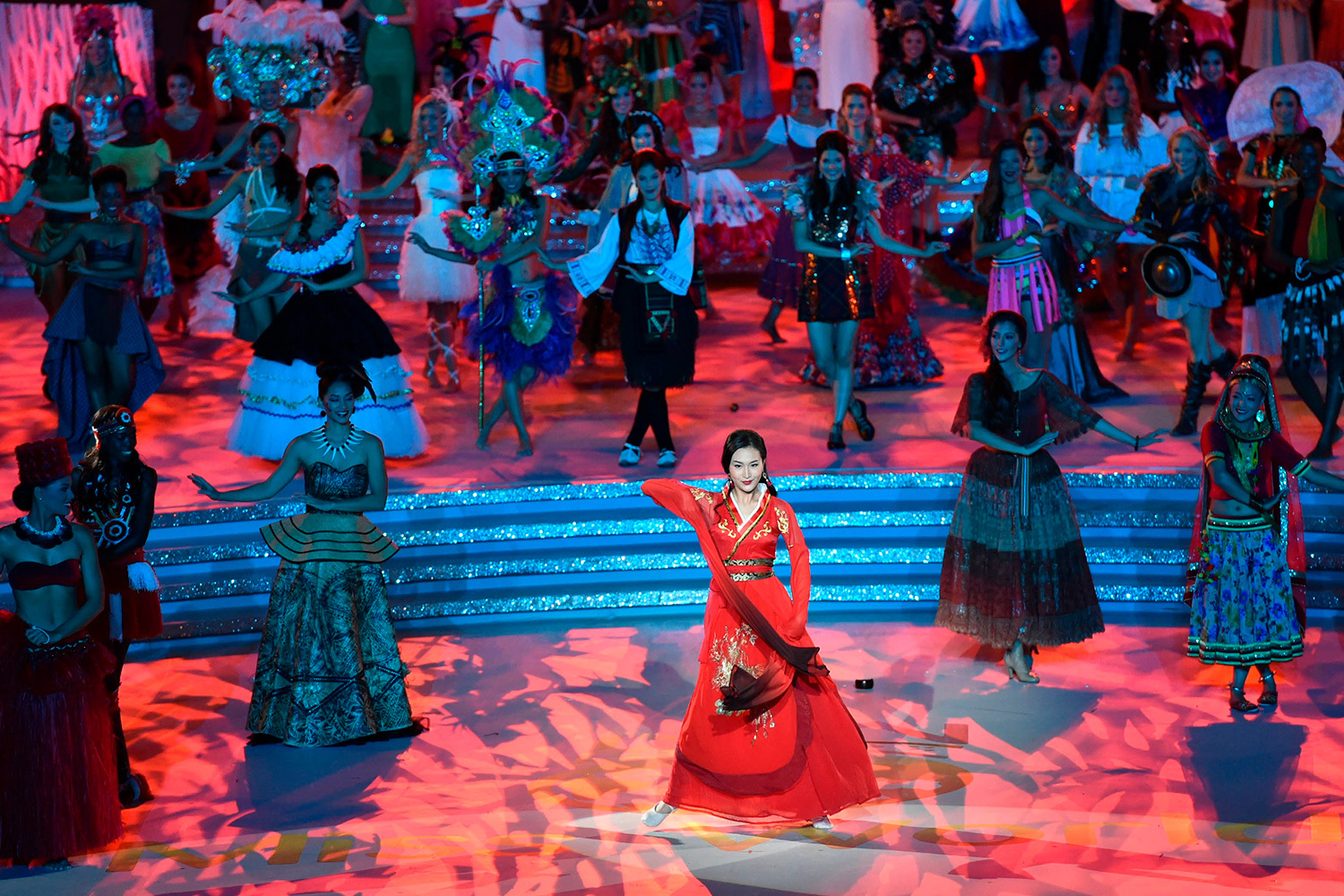 С 2015 г. показ в бикини был полностью исключен из программы шоу по инициативе Джулии Морли: организаторы предложили сосредоточиться на личностных качествах участниц. Как объяснял директор национального конкурса «Мисс Америка» Крис Уилмер, демонстрация купальников не несет никакого смысла. По его мнению, «Мисс мира» – больше посол красоты, нежели просто прелестная женщина, она должна заниматься просветительской и благотворительной деятельностью.На фото: участницы конкурса «Мисс мира 2015».