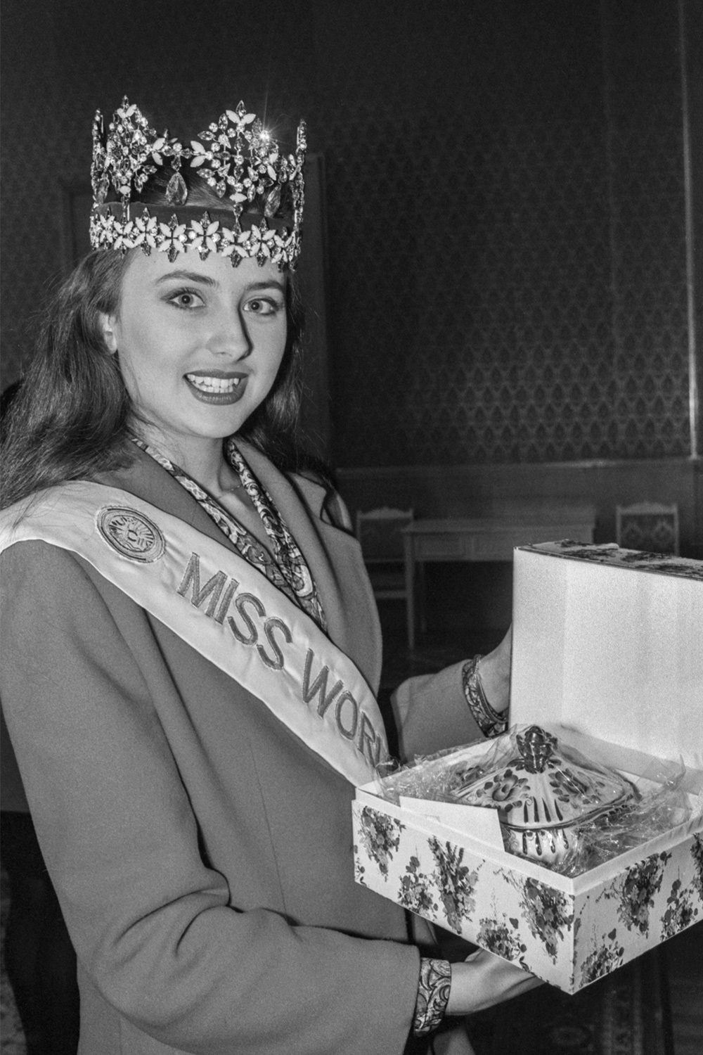 Первой участницей из СССР стала Анна Горбунова в 1989 г. Тогда она получила титул «Мисс фотогеничность». Спустя три года россиянка впервые завоевала главную награду – королевой красоты была признана Юлия Курочкина (на фото). В 2008 г. «Мисс мира» выиграла Ксения Сухинова.