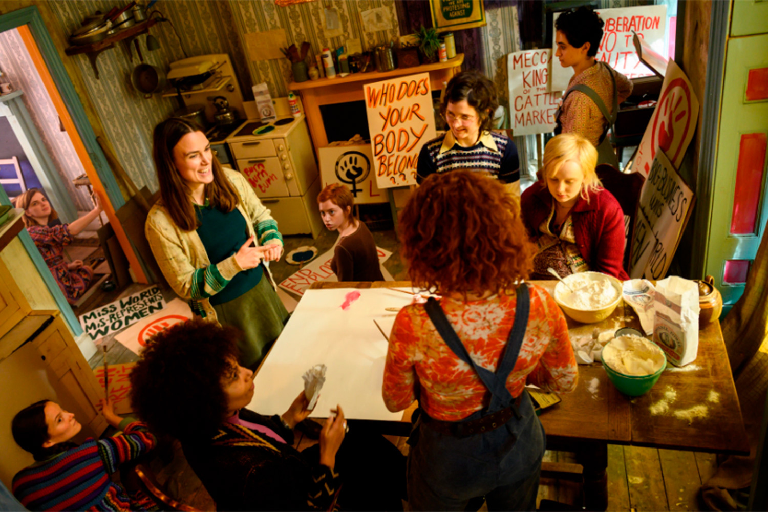 Один из самых громких скандалов произошел в 1970 г. в Лондоне. Активистки движения за права женщин устроили акцию протеста прямо во время трансляции. Они бросали дымовые шашки и выкрикивали лозунги против объективации женщин. Одна из протестующих поднялась на сцену и осыпала ведущую конфетти. Несмотря на хаос, конкурс состоялся. Победительницей стала Дженнифер Хостен из Гренады – первая темнокожая «Мисс мира». Этот протест лег в основу фильма «Мисс Плохое поведение» (2020) с Кирой Найтли (на фото – кадр из фильма).