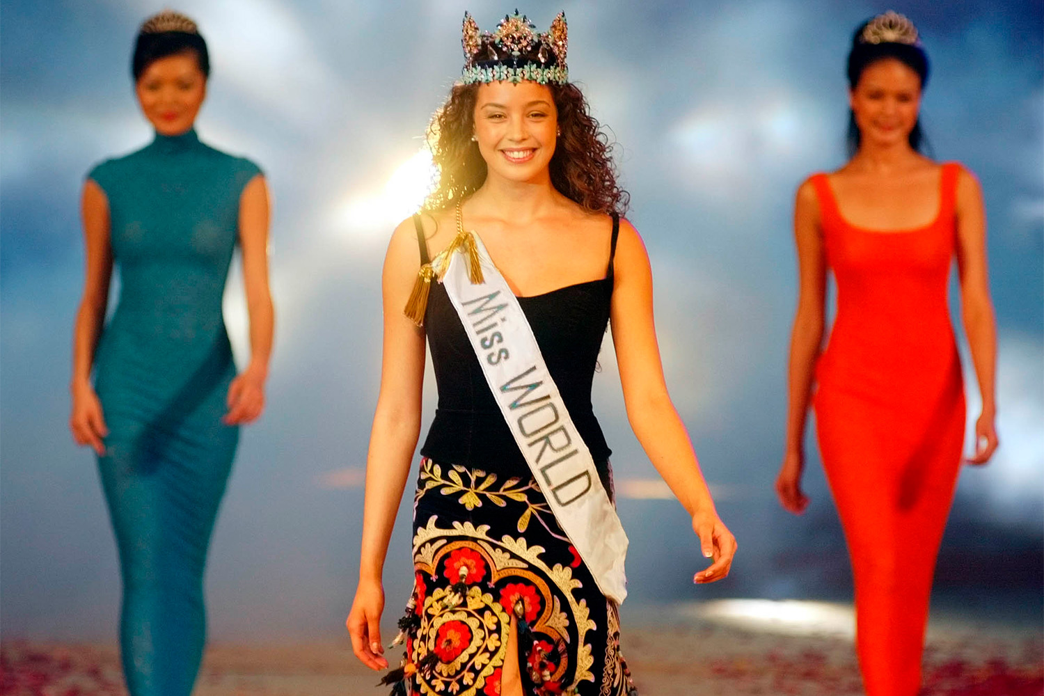 В 2002 г. победительницу из Турции Озгекан Сорай (на фото) лишили титула из-за того, что она не выполнила контрактные обязательства – не участвовала в благотворительных мероприятиях и не появилась на запланированных фотосессиях. Корона перешла к первой вице-мисс из Венесуэлы, Сиселии Ботой. 