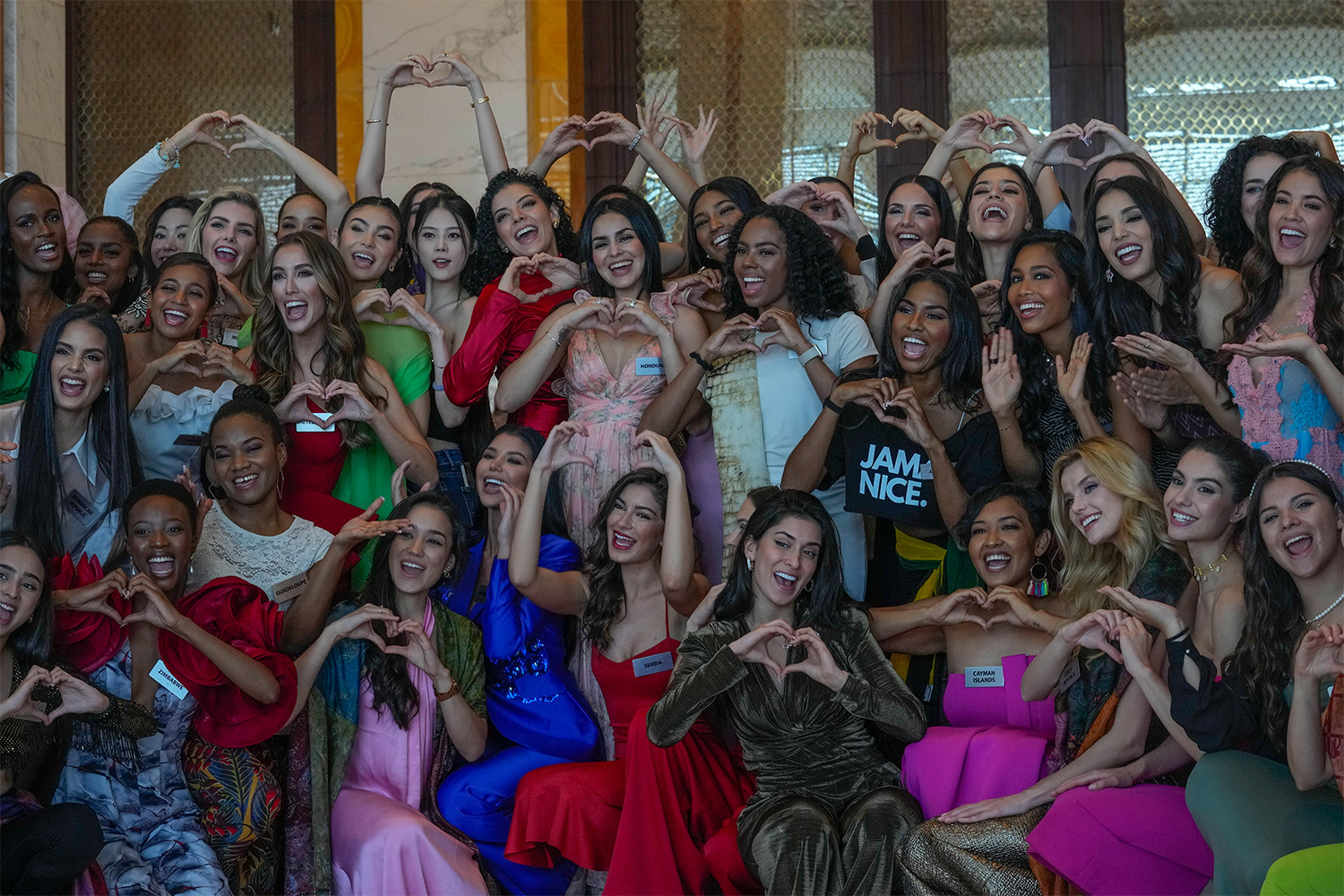 Абсолютный рекорд по количеству участниц был установлен в 2013 г., когда за корону боролись девушки из 127 стран. На конкурсе «Мисс мира 2023» (на фото) впервые в тройку лучших попала ливанка – Ясмина Зайтун. За всю историю смотра чаще всех чемпионками становились представительницы Венесуэлы и Индии – участницы обеих стран завоевывали корону  по шесть раз. 