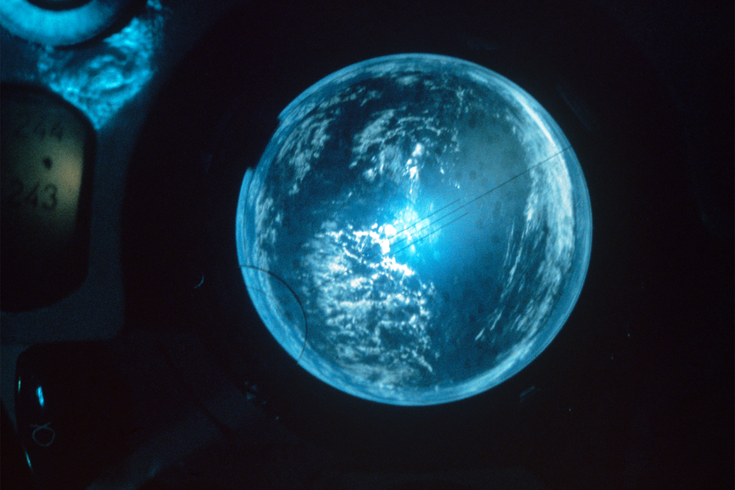 19 апреля 1971 г. с космодрома Байконур был осуществлен запуск ракеты-носителя «Протон-К», которая вывела на орбиту первую в мире пилотируемую станцию, позднее получившую название «Салют». Работы над подобными проектами велись в СССР еще с 1950-х, но в 1970 г., спустя полгода после высадки американцев на Луне, перед конструкторами поставили политическую задачу разработать и подготовить долговременную орбитальную станцию (ДОС) в сжатые сроки. Созданием сразу двух – ДОС-1 и ДОС-2 – занималось ЦКБЭМ (ныне НПО «Энергия») под руководством главного конструктора Василия Мишина.На фото: вид на Землю с борта космической станции «Салют».