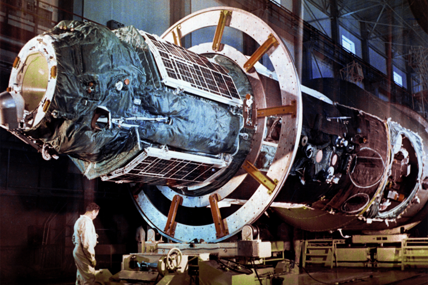 Изготовление велось на заводе им. М. В. Хруничева (сегодня входит в состав «Роскосмоса») и Заводе экспериментального машиностроения. Первые аппараты создавались на базе корпусов орбитальной пилотируемой станции военного назначения «Алмаз», доставленных из ЦКБМ (ныне – НПО машиностроения). Масса первой составила 18,6 т, длина – 13,6 м, а общий герметичный объем – 82 куб. м.