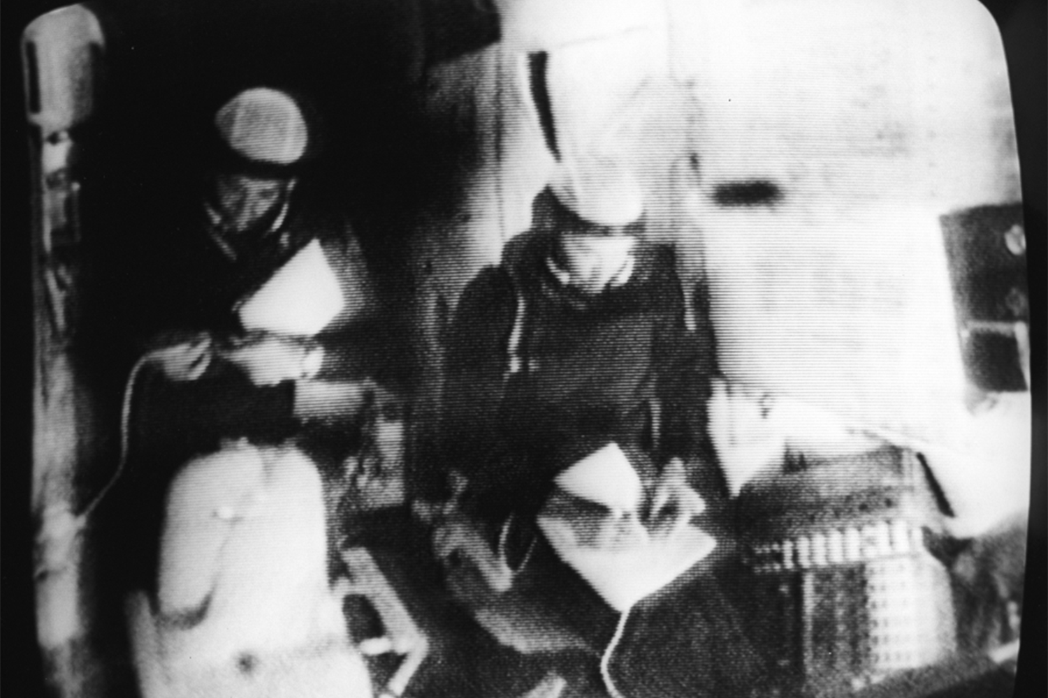 К «Салюту-1» было запущено два пилотируемых экипажа. Первый (экспедиция «Союз-10») не смог после стыковки перейти на борт станции из-за дефектов в стыковочном узле, поэтому ему пришлось вернуться на Землю. 6 июня 1971 г. отправился второй экипаж (экспедиция «Союз-11»), в состав которого вошли Георгий Добровольский, Владислав Волков и Виктор Пацаев. Космонавты провели на станции 22 суток, но во время возвращения домой произошла трагедия – из-за разгерметизации спускаемого аппарата во время прохода через атмосферу экипаж погиб. Станция же продолжила работу в автономном режиме до 11 октября 1971 г., когда ее вывели с орбиты. Появление у СССР орбитальной станции открыло возможности для непрерывной работы людей в космическом пространстве, изучения влияния космоса и невесомости на организм человека, проведения астрофизических исследований, а также наблюдений за поверхностью и атмосферой Земли. В июле 1972 г. состоялся запуск ДОС-2, но из-за аварии ракеты-носителя «Протон» станция не вышла на орбиту.