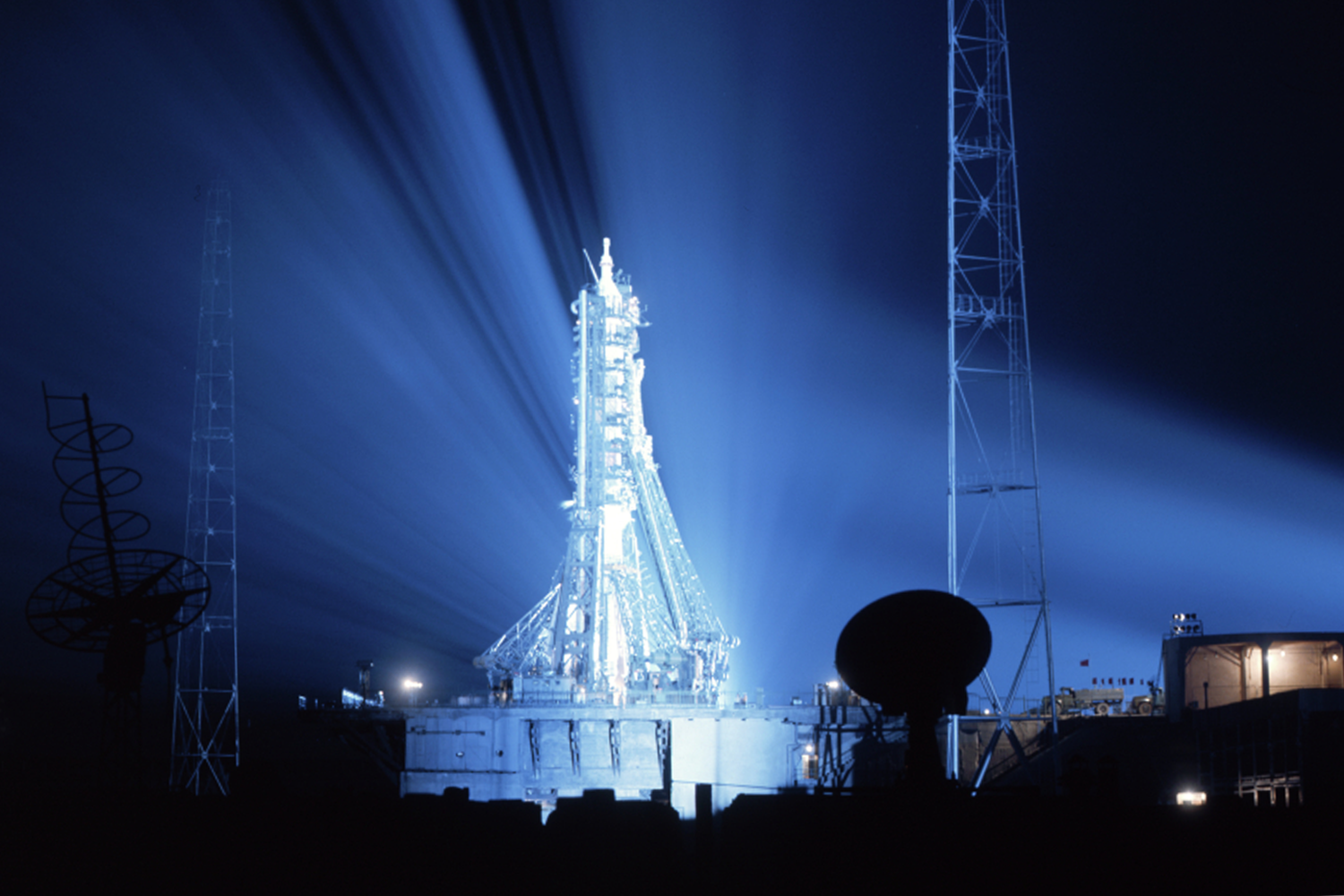 3 апреля 1973 г. состоялся пуск «Салюта-2» – первой орбитальной станции военно-разведывательного назначения, созданной в рамках программы «Алмаз» (завершилась в 1978 г.). Менее чем через две недели после старта произошла разгерметизация отсеков станции, и она была затоплена в Тихом океане 28 мая того же года. Неудачным оказался и очередной пуск по программе гражданских станций (ДОС), хотя после эксплуатации первого «Салюта» советские конструкторы усовершенствовали аппарат: установили новые солнечные батареи, системы ориентации и навигации, доработали двигатель. Благодаря этим изменениям срок эксплуатации станции экипажем увеличился с 90 (как у первого «Салюта») до 180 суток. В результате к станции можно было отправить до трех экспедиций сроком до двух месяцев каждая. Тем не менее, ДОС-3 (получила название «Космос-557») сразу после выведения на орбиту 11 мая 1973 г. из-за технических неполадок израсходовала весь запас топлива и продолжила неориентированный полет, поэтому в пилотируемом режиме использоваться не могла.