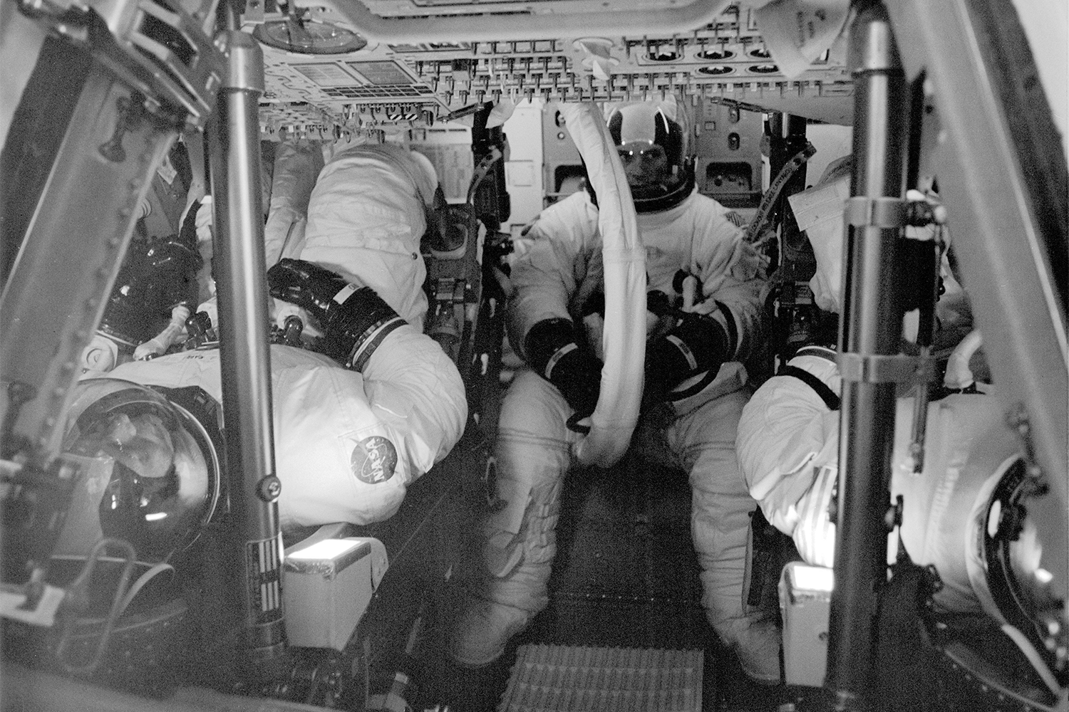 Спустя несколько дней, 14 мая 1973 г., США запустили свою первую и пока единственную национальную орбитальную станцию Skylab. «Небесная лаборатория», построенная на основе корпуса верхней ступени ракеты «Сатурн», имела объем и массу почти в четыре раза больше по сравнению с советскими аппаратами. Она проработала почти шесть лет: за это время на ней побывали три экипажа по три астронавта, которые провели в общей сложности 171 день и 13 часов. Было выполнено около 300 научных и технических экспериментов, включая медицинские исследования по адаптации человека к невесомости и наблюдения за Солнцем. Третья экспедиция завершилась в феврале 1974 г., после чего Skylab оставалась на орбите до своего затопления 11 июля 1979 г.