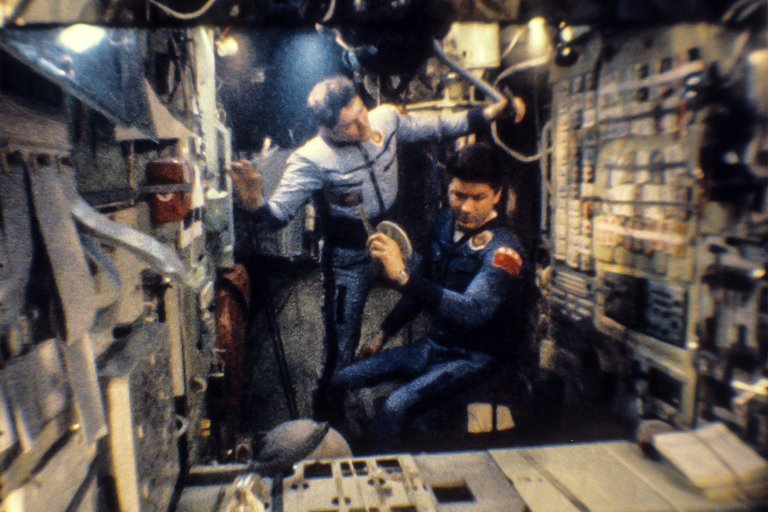 На базе предыдущих орбитальных станций в НПО «Энергия» под руководством Валентина Глушко были разработаны одномодульные станции второго поколения – «Салют-6» и «Салют-7». «Салют-6» включал два стыковочных узла, люк для выхода в открытый космос двух космонавтов, объеди­ненную двигательную установку (ОДУ) с общей для всех видов двигателей системой топливных баков и возможностью дозаправки в ходе полета. Как и на Skylab, появилась возможность стыковки одновременно двух кораблей. Кроме того, в систему обеспечения станций ввели автоматические транспортные грузовые корабли «Прогресс». Все это позволило сильно увеличить срок службы станции и время пребывания людей на ее борту. «Салют-6» был запущен 29 сентября 1977 г. и проработал полные 1764 дня, из которых рекордные 683 – с экипажем. За время эксплуатации станции к ней пристыковывались 16 пилотируемых кораблей с пятью основными экипажами и 11 экипажами посещения. Помимо 19 советских, на «Салюте-6» побывали также восемь иностранных космонавтов.