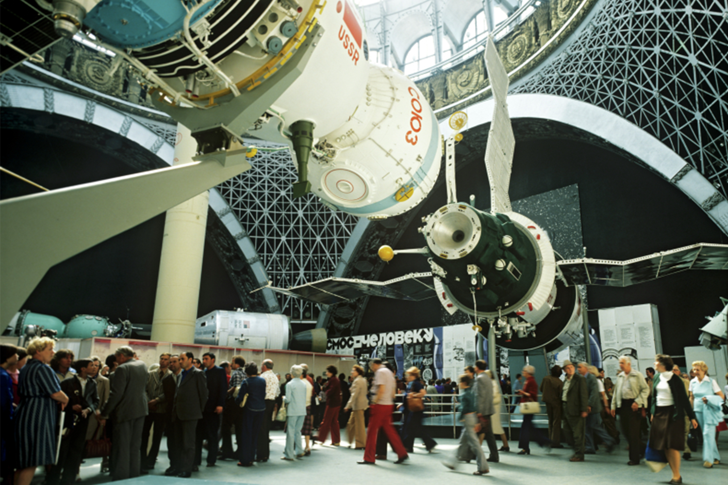 После неудач 1973 г. в июне 1974 г. была успешно выведена на орбиту вторая станция по оборонной программе «Алмаз» (получила название «Салют-3»). С 4 по 19 июля того же года станция приняла экипаж «Союза-14», однако вторая экспедиция не смогла пристыковаться. В общей сложности «Салют-3» провел в космосе 213 полных суток. В конце 1974 г. была запущена очередная гражданская станция – «Салют-4». Благодаря доработкам конструкторов она провела на орбите 770 суток. За это время ее посетили два экипажа по два человека, которые в общей сложности провели на станции 92 дня. А 22 июня 1976 г., когда на орбите еще работал «Салют-4», состоялся запуск последней станции в рамках программы «Алмаз» – «Салюта-5». Аппарат продержался 412 дней и принял два экипажа по два человека, которые провели на нем в совокупности 67 дней.