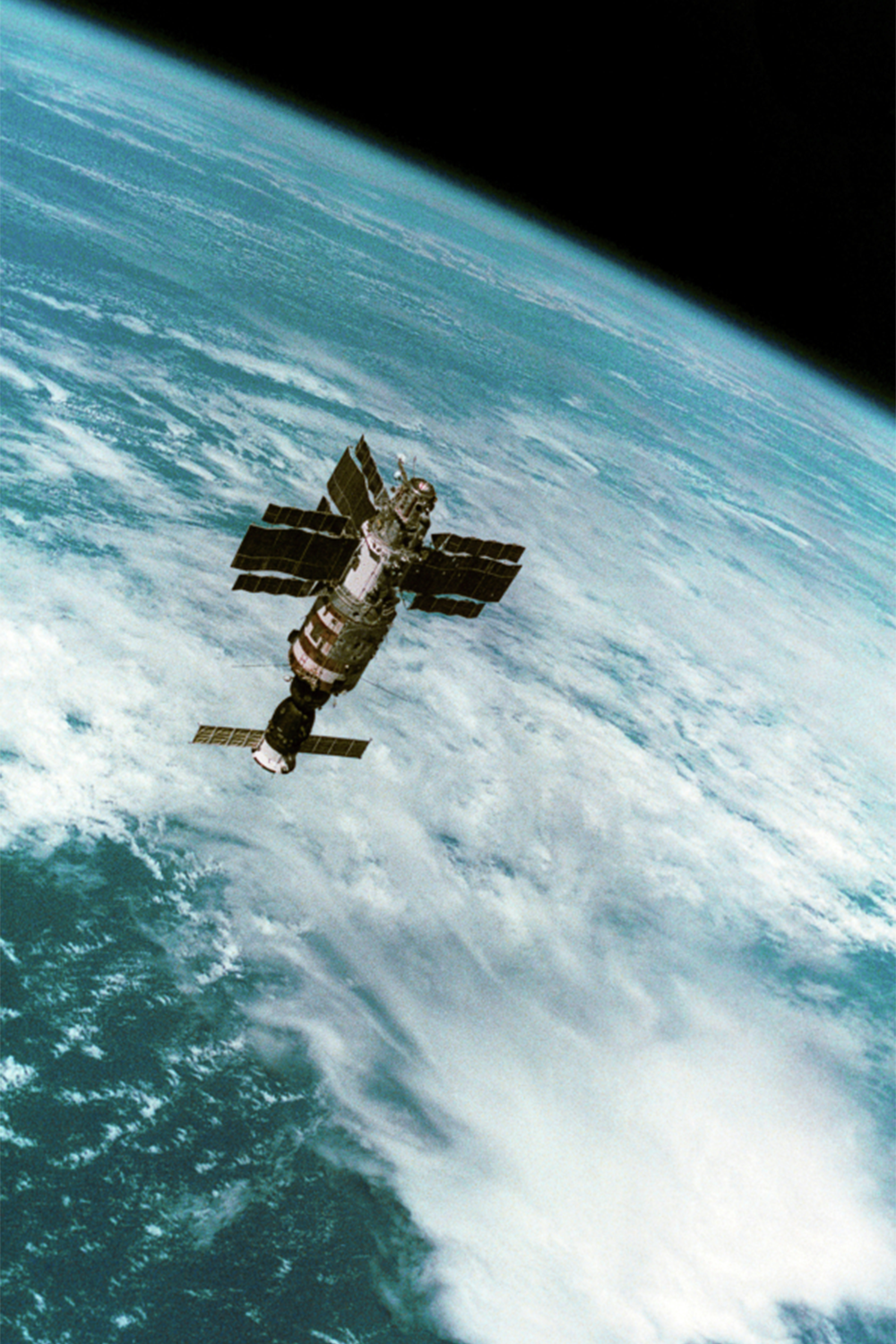 19 апреля 1982 г., за несколько месяцев до окончания эксплуатации «Салюта-6», на орбиту была запущена станция «Салют-7». Как и предшественник, она имела рабочий, переходный и агрегатный отсе­ки, промежуточную камеру, а также отсек научной аппаратуры. На станции установили более совершенное научное оборудование, повысили комфортность и безопасность. В отличие от «Салюта-6» новая станция могла принимать экипажи до трех человек. «Салют-7» провел на орбите 3216 дней – до 7 февраля 1991 г. За это время станцию посетили пять основных и пять экипажей посещения – всего 19 советских и два иностранных космонавтов (последняя экспедиция в 1986 г.).