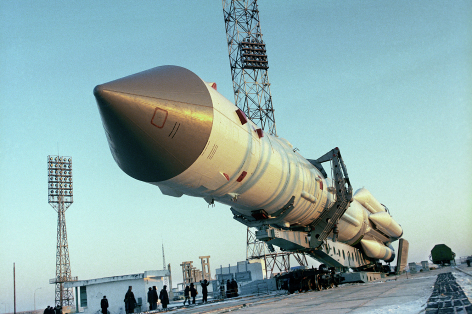 20 февраля 1986 г. на орбиту Земли был выведен базовый блок орбитального комплекса «Мир» – первой в мире многомодульной станции. Он был разработан в начале 1980-х в НПО «Энергия», тогда же КБ «Салют» начало создание будущих модулей для станции (в документах она называлась «Салют-8»). Первый такой модуль (астрофизический, получил название «Квант») пристыковали к «Миру» только в апреле следующего года. Сборка комплекса (прямо на орбите) по плану должна была занять несколько лет, но из-за нехватки финансирования затянулась и завершилась лишь в 1996 г. В полной сборке «Мир» включал, помимо базового блока и астрофизического модуля, модуль дооснащения «Квант-2», технологический модуль «Кристалл», исследовательские модули «Спектр» и «Природа», стыковочный отсек, корабль «Союз ТМ» и корабль «Прогресс-М». Общая масса финального комплекса – 125 т, а объем – 400 куб. м.