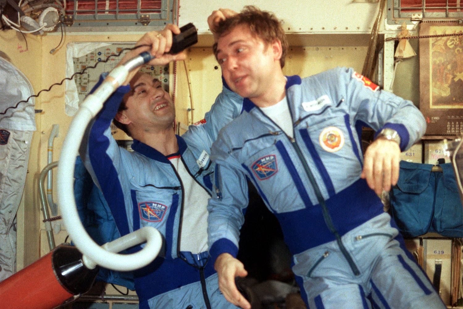 В общей сложности станция «Мир» провела на орбите 5511 суток, совершив 86 331 оборот вокруг Земли. 4594 дней она была обитаема: ее посетили 104 космонавта из 12 стран. Рекордсменом (по сей день) по длительности одного полета на станцию стал врач-космонавт Валерий Поляков: в 1995 г. он вернулся после 437 суток непрерывного пребывания на «Мире». За все время существования станции было проведено более 23 000 экспериментов. 23 марта 2001 г., после 15 лет работы, на фоне износа оборудования и нехватки финансирования, «Мир» была выведена с орбиты и затоплена в Тихом океане.На фото: космонавты Валерий Поляков и Владислав Волков.