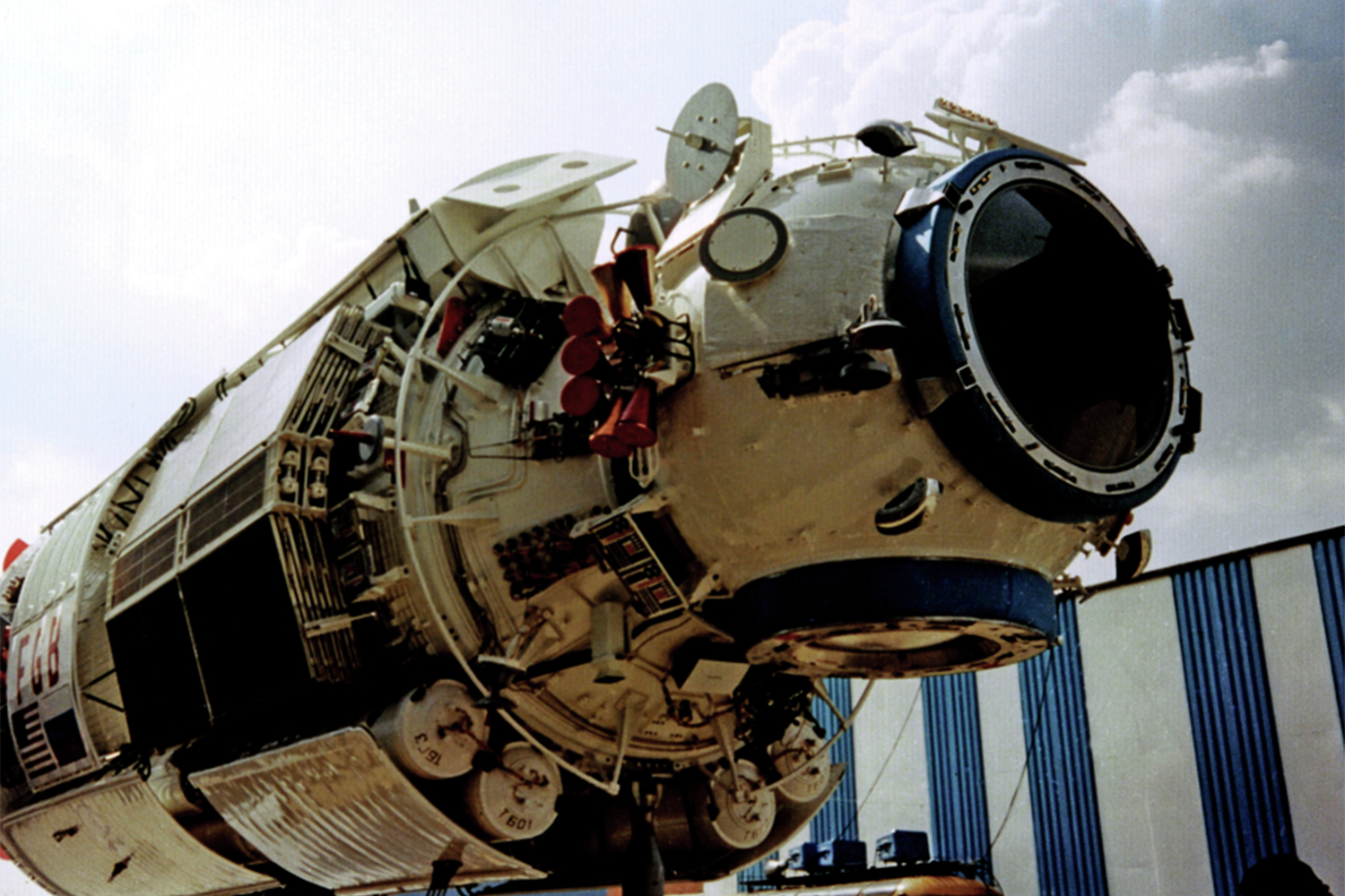 История Международной космической станции (МКС) началась на рубеже 1991-1992 гг., когда российские конструкторы предложили американским коллегам объединить усилия по созданию и развитию пилотируемых программ. В 1993 г. обсуждение совместной станции с использованием элементов нереализованных советских и американских программ «Мир-2» и Freedom привело к подписанию космическими агентствами двух стран плана работ по МКС. Первый функционально-грузовой блок «Заря», с которого и началось строительство станции, был запущен 20 ноября 1998 г. В декабре того же года США вывели на орбиту соединительный модуль Unity.