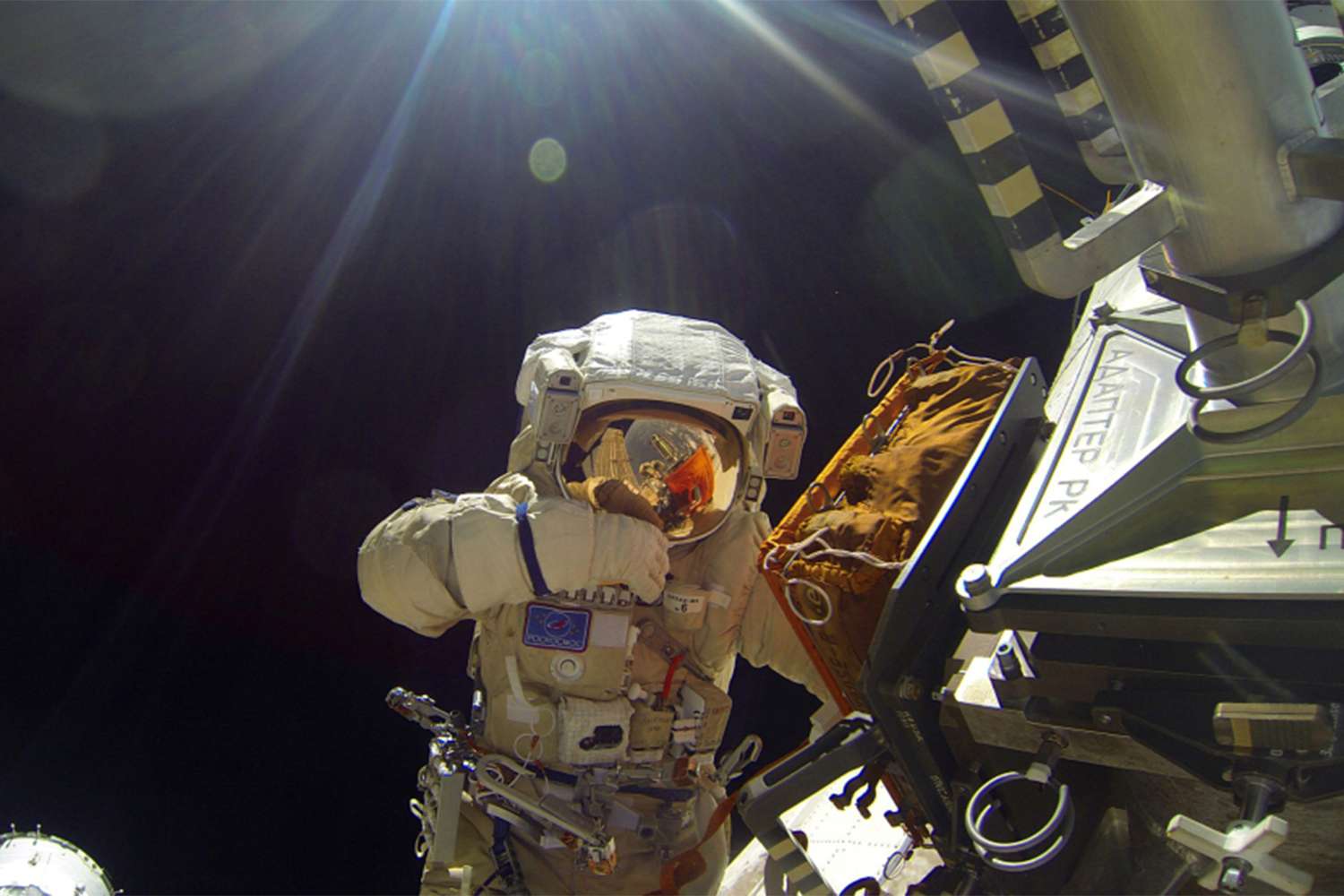 Всего в работе над станцией приняли участие 16 стран: Россия, США, Бельгия, Бразилия, Великобритания, Германия, Дания, Испания, Италия, Канада, Нидерланды, Норвегия, Франция, Швейцария, Швеция и Япония. За время эксплуатация МКС провела на орбите уже свыше 10 000 суток (из них почти 9300 – с космонавтами на борту). За этот период ее посетили 292 человека из 26 стран, включая 19 космических туристов. Сейчас на борту находятся семь космонавтов: командир МКС Сергей Кудь-Сверчков, Сергей Микаев и Олег Платонов (экипаж «Союз МС-28»), а также американцы Джессика Меир и Джек Хэтэуэй, француженка Софи Адено и россиянин Андрей Федяев (экипаж миссии SpaceX Crew-12).