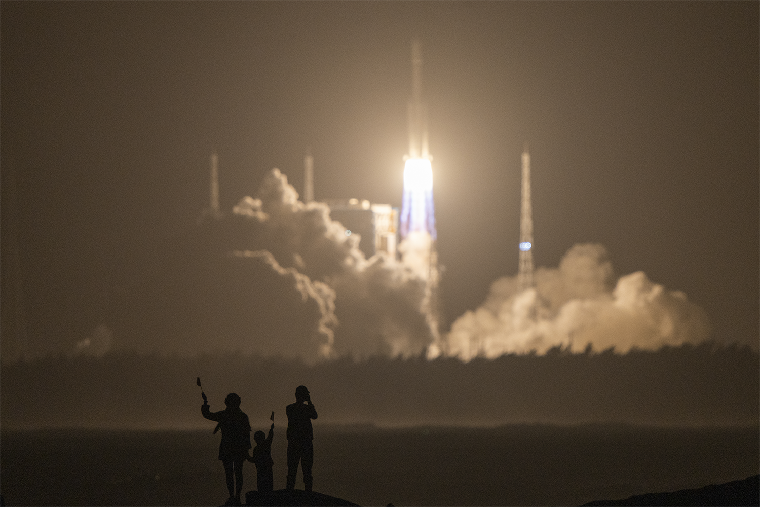 Свою программу многомодульной орбитальной станции развивает и Китай. В 2011-2019 гг. он запустил на орбиту две экспериментальные станции «Тяньгун-1» («Небесный чертог») и «Тяньгун-2» для отработки систем стыковки и дозаправки. Первая из них провела на орбите почти 2400 дней и приняла шесть китайских космонавтов, вторая – 1037 дней, обслужив двух человек. 29 апреля 2021 г. Китай вывел на орбиту базовый блок своей новой пилотируемой многомодульной станции (получила то же название «Тяньгун»). В 2022 г. к ней были присоединены два лабораторных модуля для биологических и физических экспериментов. В 2026 г. КНР рассчитывает запустить телескоп «Сюньтянь» («Патрулирующий небо»), который будет двигаться по той же орбите, что и «Тяньгун», периодически с ней состыковываясь. Сейчас на станции завершает свою полугодовую миссию экипаж миссии «Шэньчжоу-21» из трех человек.