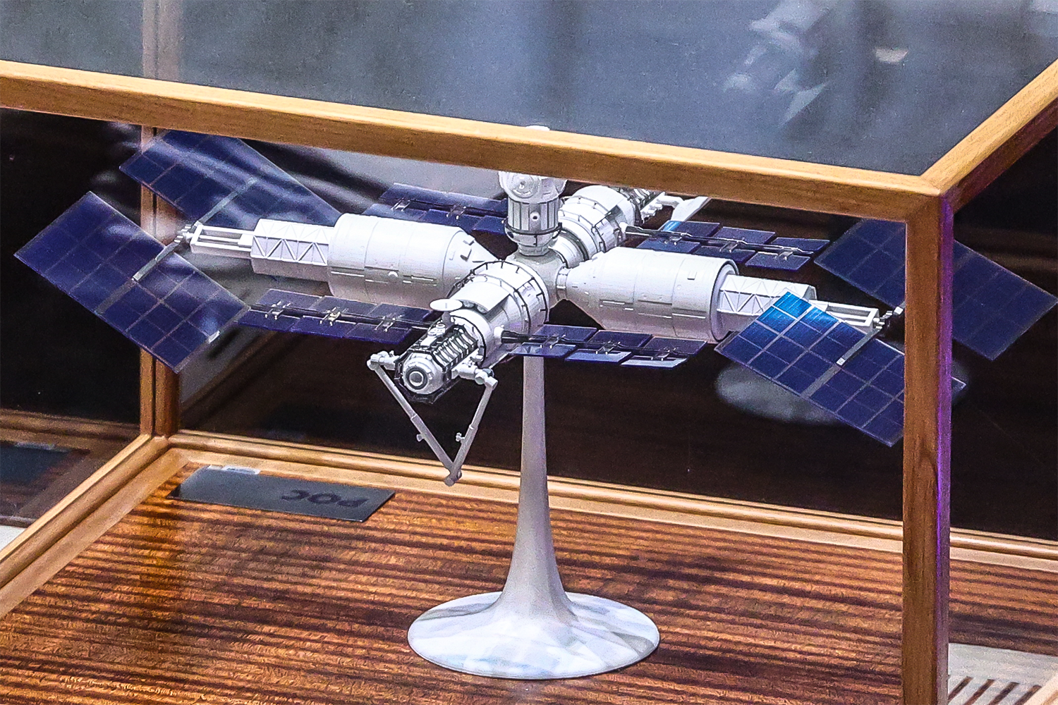 На закрытом совещании 12 апреля 2021 г. президент РФ Владимир Путин официально объявил о решении создать собственную национальную станцию. Позднее проект получил название Российская орбитальная станция (РОС). Первый макет был представлен в 2022 г., а летом 2024 г. «Роскосмос» утвердил график реализации проекта с бюджетом 608,9 млрд руб. По словам главного конструктора РОС Владимира Кожевникова, первый этап развертывания станции начнется в 2028 г., когда в космос отправится универсальный узловой модуль, который заменит «Причал» на МКС. Позднее к нему будут пристыкованы научно-энергетический модуль (НЭМ, его функция – генерация энергии и кислорода), а также шлюзовой и базовый элементы. В 2030 г. компоненты отсоединятся от МКС и начнут автономный полет. Запуск первых элементов РОС планируется осуществлять с Байконура при помощи ракеты-носителя «Протон-М».