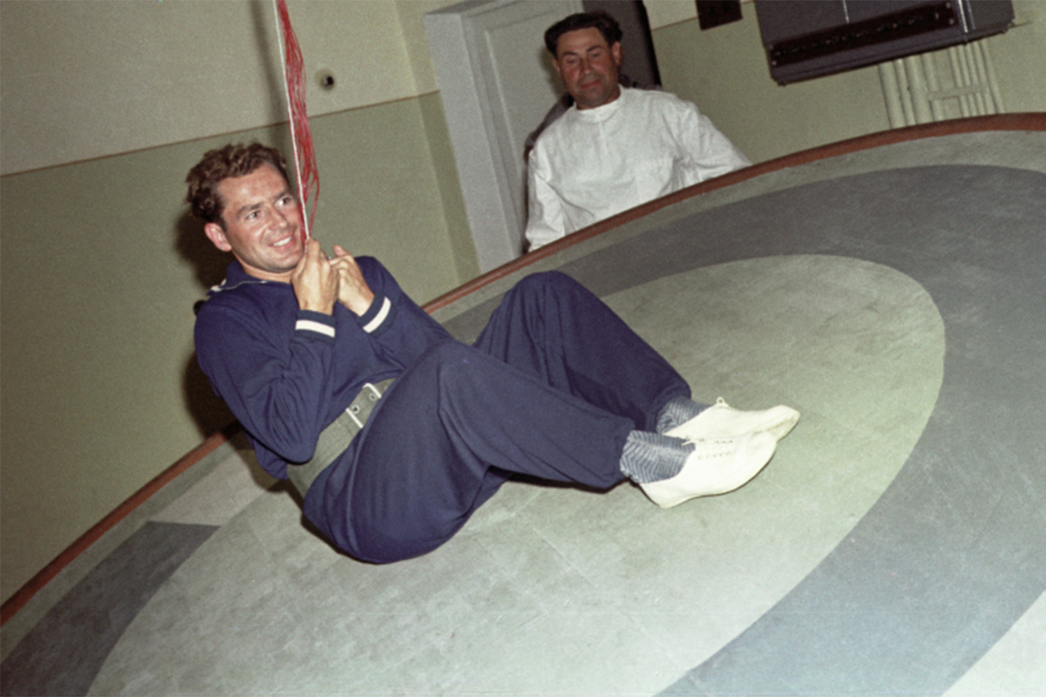 Дата полета: 6-7 августа 1961 г.Корабль: «Восток-2»«Москва. Я пронесся над ней как вихрь, и, может быть, только дежурившие у телескопов астрономы увидели появившуюся и пролетевшую на восток новую звезду – мой корабль».Из мемуаров «Семнадцать космических зорь»«Солнце, ослепительно-яркое, врывается в иллюминаторы. В кабине очень светло. Экономлю батареи, выключаю освещение. Внизу проплывают белые стайки облаков, в просвете вижу Землю, очертания морского побережья. Быстро темнеет в кабине – корабль входит в тень Земли. За бортом корабля, в бездонном небе, загорелись звезды. Точно яркие алмазы на черном бархате, горят далекие небесные светила. Стрелки часов подсказывают, что близится момент выхода корабля из тени Земли. Пройдет немногим более получаса – и я снова увижу рассвет. За сутки их будет семнадцать».Из документальной повести Германа Титова «Голубая моя планета»«Очень уж красива она, наша Земля! На каждом витке – новые краски, новые гаммы цветов и неповторимые панорамы. Четко видны контуры континентов, гор и лесов, поблескивают ленты больших рек, моря и крупные озера. Видны даже поля. Обработанные поля, вспаханные или неубранные – отличаются цветом. Хорошо видны облака, их легко отличить от снега – по тени, отбрасываемой ими на поверхность Земли. Иногда в иллюминатор попадал горизонт Земли – это очень интересная картина: всеми цветами радуги окрашена полоса, разделяющая ярко освещенную солнцем Землю и черное небо, и кажется, будто вся Земля опоясана голубым ореолом. Иногда мой корабль занимал такое положение, что земной шар оказывался у меня как бы над головой, и, честное слово, мелькала забавная мысль: "На чем он так здорово держится?"»Из мемуаров «Семнадцать космических зорь»«Я, подготовив камеру «Конвас», решил определить экспозицию. На Земле я часто это делал на глазок, но здесь не рискнул, так как ошибка в экспозиции могла дорого стоить. Это не съемка сюжета на рыбалке. Я достал фотоэкспонометр, и... оказалось, что его можно спокойно убирать обратно. Стрелка чувствительного элемента под действием перегрузок и вибраций отвалилась и в условиях невесомости занимала совершенно произвольные положения».Из документальной повести Германа Титова «Голубая моя планета»«Вся космическая еда была расфасована по тюбикам – и соки, и жидкий шоколад, и суп, протертый как детское питание. Не все это было вкусно. Когда вернулся на Землю, я рассказал, что мне в космосе хотелось солененького; не шоколада, а селедки хотелось, лимона кисленького, а перед ужином на орбите я бы с удовольствием выпил сухого вина».Из мемуаров «Семнадцать космических зорь»