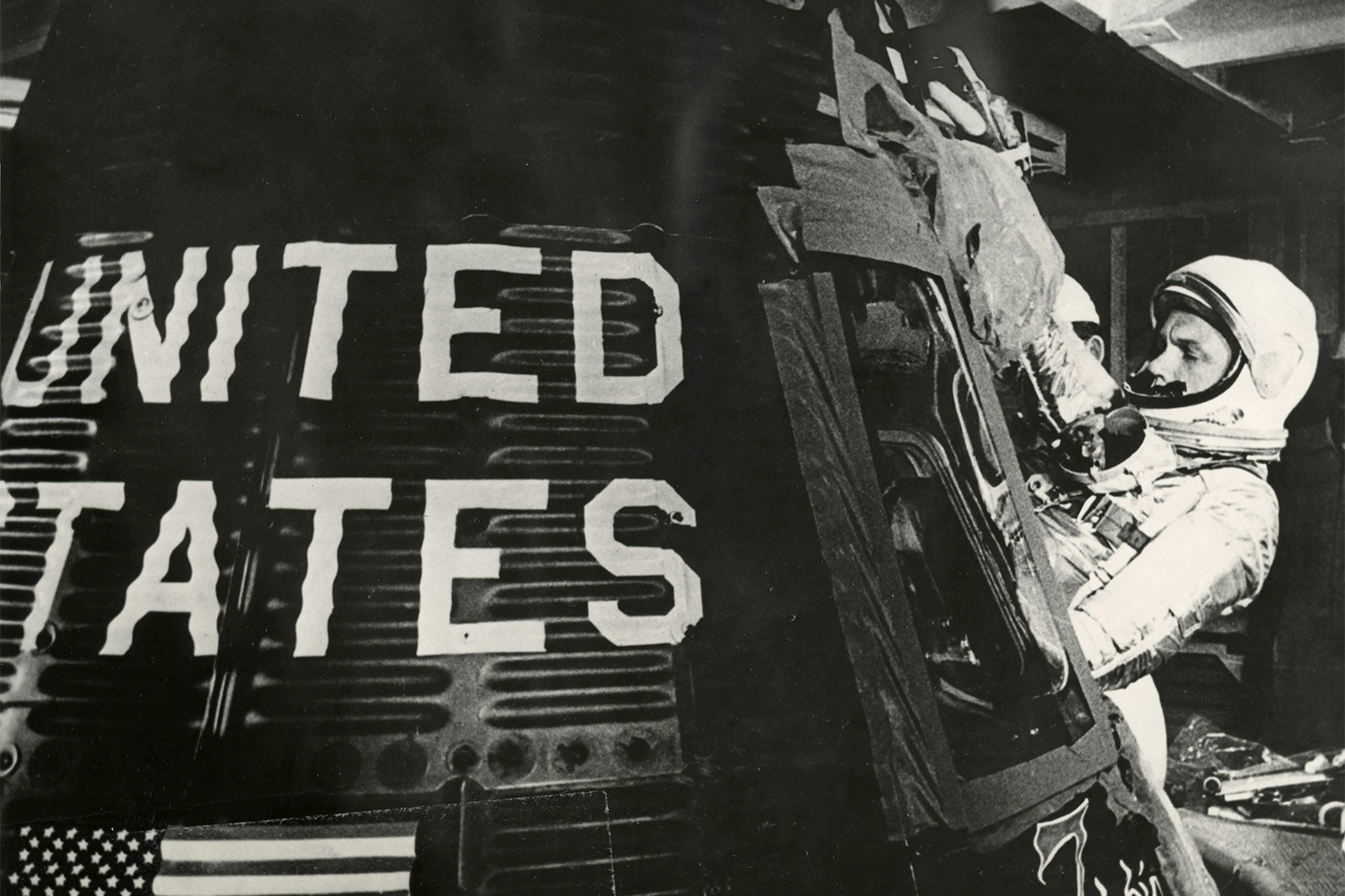 Дата полета: 20 февраля 1962 г.Корабль: Friendship 7«Я нахожусь в огромном облаке каких-то очень маленьких частиц, которые ярко сияют, словно светятся. Я никогда ничего подобного не видел. Они немного кружатся, пролетают мимо капсулы и выглядят как маленькие звездочки. Настоящий дождь из них пролетающих мимо».Расшифровка переговоров с командным пунктом, 20 февраля 1962 г.«Очень приятно находиться в состоянии невесомости. Я к нему сразу привык. Я энергично крутил головой, чтобы проверить, не затошнит ли меня от этого, но все равно чувствовал себя прекрасно… Не теряя времени на поиски места для фотоаппарата, я жестом, ставшим уже привычным, просто повесил его в воздухе».Из интервью журналу «Америка», май 1962 г.«Вокруг не было ни единого ориентира – даже облаков, – поэтому невозможно было ощутить скорость. Возникало чувство, будто ты находишься в самолете, летящем на огромной высоте. Это и было одной из самых удивительных особенностей полета: скорость попросту не поддавалась осмыслению».Из интервью для Колледжа по связям с общественностью им. Джона Гленна (Университет штата Огайо), 12 июня 2006 г.«Когда я вышел на орбиту, первое, что я сказал, было, кажется: "Нулевая гравитация, чувствую себя отлично". А следом я не удержался: "Какой потрясающий вид!" <...> Сразу после отделения от ракеты-носителя "Атлас" я выполнил разворот, и корабль занял ретроградную позицию: нос был слегка опущен, а взгляд направлен вдоль траектории полета назад. Передо мной открылся вид на всю Флориду и залив Мексики – это было невероятно красиво. Я просто не мог поверить, насколько потрясающим оказался этот вид».Из интервью CNET, 20 февраля 2012 г.«Во время входа в атмосферу я глянул в окно и увидел, как от корабля отлетают крупные фрагменты. К счастью, это оказался не тепловой щит, а тормозной пакет. Все обошлось – тревога была ложной». Из интервью The New York Times, 13 февраля 2012 г.