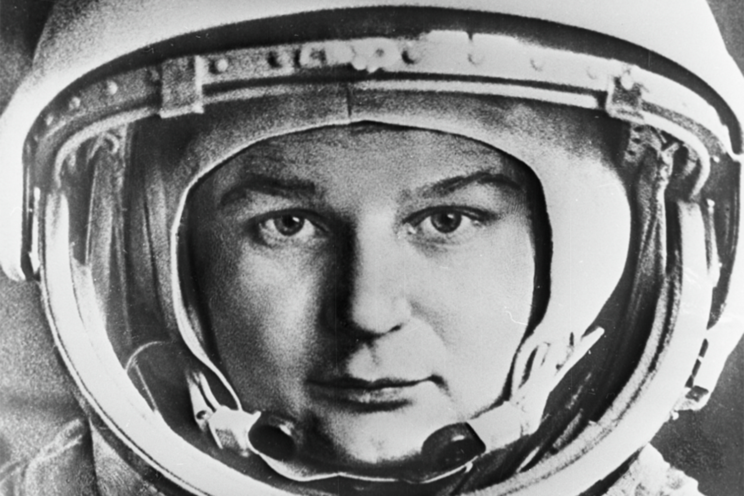 Дата полета: 16-19 июня 1963 г.Корабль: «Восток-6»«Первые сутки я скафандра не ощущала. На вторые сутки появились ноющие боли на правой голени, а на третьи сутки это уже беспокоило. Гермошлем мешал, давил на плечо. Шлемофон давил на левое ухо. Поясные датчики мне не мешали. Под датчиком на голове ощущались зуд и боль. Система кондиционирования все время работала хорошо. При взлете температура в кабине корабля была 30 градусов, в конце первых суток полета – 23 градуса, а в начале вторых суток снизилась до 12 градусов и затем держалась на этом уровне».Из доклада Валентины Терешковой, 20 июня 1963 г.«Радость, которую испытываешь, глядя на Землю из космоса, нельзя сравнить ни с чем. Голубая Земля несравненно красивее других планет. У каждого материка, у каждого океана своя красота. Человек, который хоть один раз взглянул на Землю из космоса, глубоко чувствует, сколь драгоценна наша планета».Из интервью журналу «Сандэ Майнити», 3 сентября 1978 г.«Невесомость неприятных ощущений не вызывала. Руки плавают, и их хочется спрятать под подвесную систему. При физзанятиях хотелось упираться в кресло. Хлеб очень сухой, я его не ела, хотелось черного хлеба, картошки и лука. Вода холодная и приятная. Соки и котлеты понравились. Меня один раз стошнило, но это из-за пищи, а не из-за вестибулярного расстройства. Пользоваться АСУ [автоматизированная система управления] в космосе легче, чем на Земле. Психологические пробы ничем не отличались от земных. По фотометру сделала два измерения. Сломались оба карандаша, записывать было нечем».Из доклада Валентины Терешковой, 20 июня 1963 г.