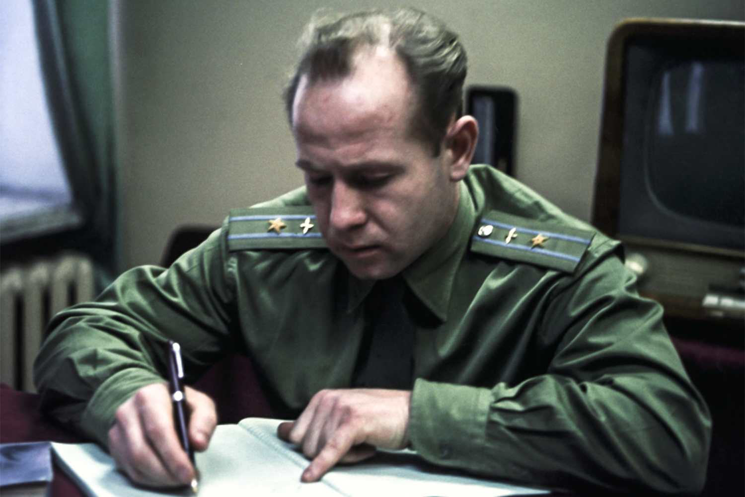 Дата полета: 18-19 марта 1965 г.Корабль: «Восход-2»«Первое, что увидел в космосе – Черное море с запада на восток. Крым наш. Вот какая картинка. Болгария, Румыния, Италия. Поднял голову, а там Балтийское море, звезды не мигающие. Было видно, как весна наступала с юга на север. Я выпалил, что Земля круглая, но сам этого уже не помню. Тихо. Было так тихо. Я слышал свое натруженное дыхание и как стучит мое сердце. И вдруг, в этой тишине, раздалось: "Внимание! Внимание! Человек вышел в открытое космическое пространство и находится в свободном плавании". Это был голос Левитана».Из интервью телеканалу «МИР24», 2016 г.«Я шагнул в эту бездну и... никуда не провалился. Завораживали звезды. Они были везде – внизу, вверху, слева, справа. Еще до полета я читал Циолковского, как он описывал выход человека в открытый космос. И он совершенно точно и подробно предугадал все эти ощущения. Удивительно, откуда он мог это знать?»Из интервью «Аргументам и Фактам», 6 апреля 2011 г.«Земля медленно плыла-вращалась подо мной, как большой и красивый… глобус. Я видел Новороссийск и Цемесскую бухту. Так же медленно проплыли и ушли на закруглениях горизонта огромные черные поля Кубани, серебряная лента Волги, темная зелень тайги, Обь… Но вот пора возвращаться – а я не могу: из-за гигантской разницы в давлении внутри и снаружи скафандр увеличился в размерах, пальцы "раздулись" так, что я не мог ни держать камеру, ни ухватиться за поручни, чтобы войти в корабль».Из автобиографии «Время первых. Судьба моя – я сам»«Тишина… никогда человек не слышит свое дыхание и как стучит его сердце. А я слышал, как работает мое сердце, и тишина, тишина… Я сказал слова, о которых я даже не помню, но их записали: "А Земля-то ведь круглая!" Мы можем, что угодно слышать, но не видеть».Из интервью Радио ООН, 24 июня 2015 г.«Это же потрясающе! Мне первому из землян удалось увидеть наш Земной шар не через иллюминатор, а в свободном парении с высоты 500 км. Никакая, даже самая совершенная аппаратура не может точно передать увиденное в космосе. Только человеческий глаз и кисть художника способны донести до людей красоту нашей Земли, открывающуюся с космической высоты”.Из автобиографии «Время первых. Судьба моя – я сам»