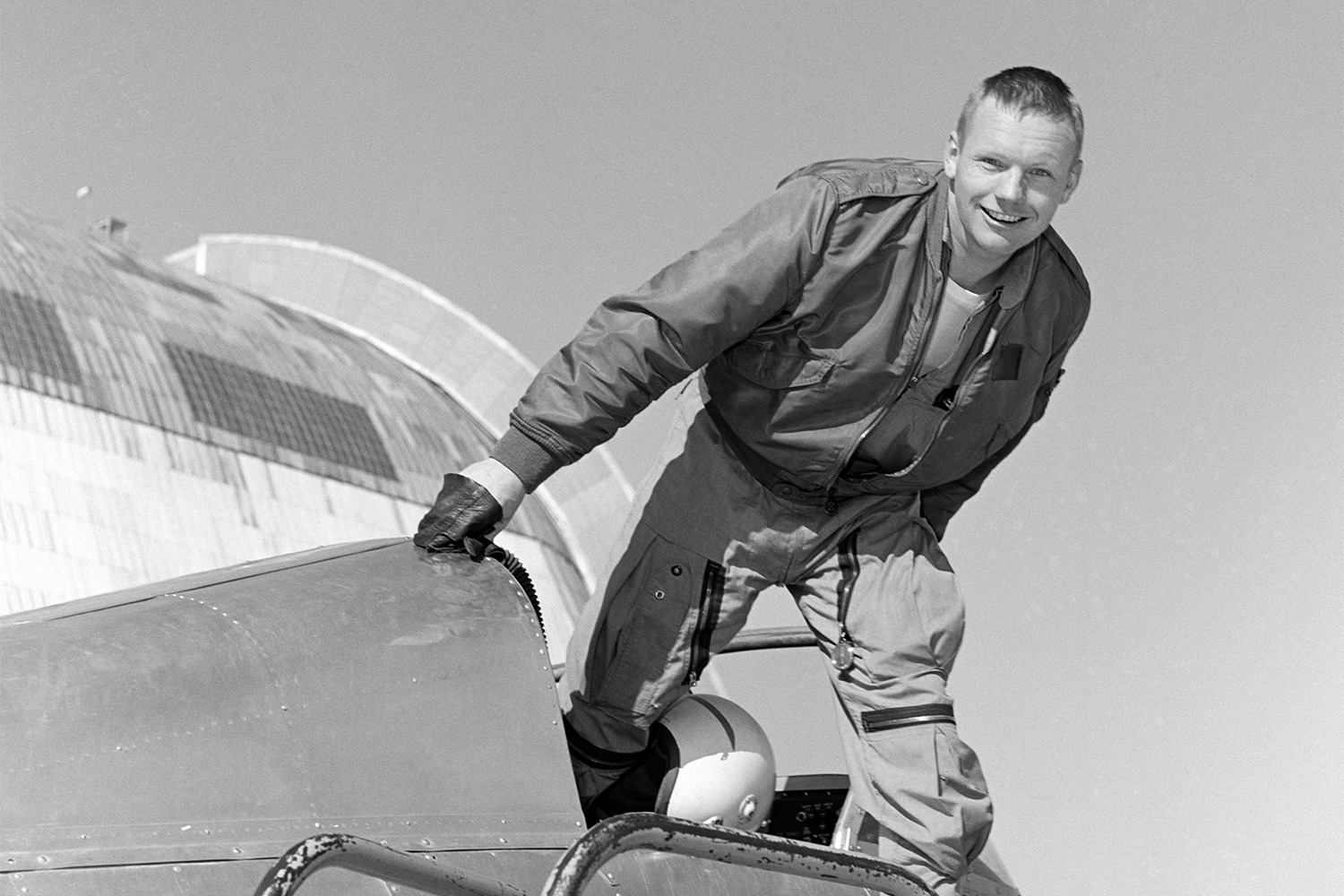 Дата полета: 16-24 июля 1969 г.Корабль: Apollo 11«Если смотреть с Луны, то небо глубоко черное, также как если смотреть и из пространства между Землей и Луной. За исключением Солнца Земля является единственным видимым объектом, хотя был ряд сообщений о наблюдении планет. Я не видел планет, но подозреваю, что они могут быть видны. Земля прекрасна из космоса и с Луны. Выглядит довольно маленькой и удаленной, но она очень голубая и покрыта белым кружевом облаков. Континенты ясно видны, хотя с такого расстояния они не очень цветные».Из интервью BBC, 1970 г.«Помню, во время возвращения на "Аполлоне‑11" меня вдруг поразило: эта крошечная горошина, такая красивая и голубая, – и есть Земля. Я поднял большой палец и закрыл один глаз – и мой палец полностью закрыл планету Земля. Я не чувствовал себя великаном. Я ощущал себя очень, очень маленьким».Из статьи в Time, 10 декабря 1972 г.«Сначала я подумал: ну что ж, когда я ступлю на поверхность, это будет всего лишь маленький шаг – шаг оттуда сюда, вниз. Но потом я вспомнил обо всех тех 400 000 людях, которые дали мне возможность сделать этот шаг, и понял: для всех этих людей (да и для многих других, кто даже не был задействован в проекте) это станет чем-то грандиозным. В общем, получилась своего рода простая закономерность».Из интервью для программы «60 минут», 2005 г.«Цвет это странный феномен на Луне. У вас впечатление нахождения как бы в пустыне со слабоокрашенными оттенками, но когда вы смотрите на грунт вблизи, в руке, вы обнаруживаете, что он на самом деле угольно-серый и мы не могли найти ничего отличного от этого цвета. Думаю, когда у нас будет больше образцов из будущих полетов мы увидим цвет, но оптические свойства на Луне очень странные».Из интервью BBC, 1970 г.