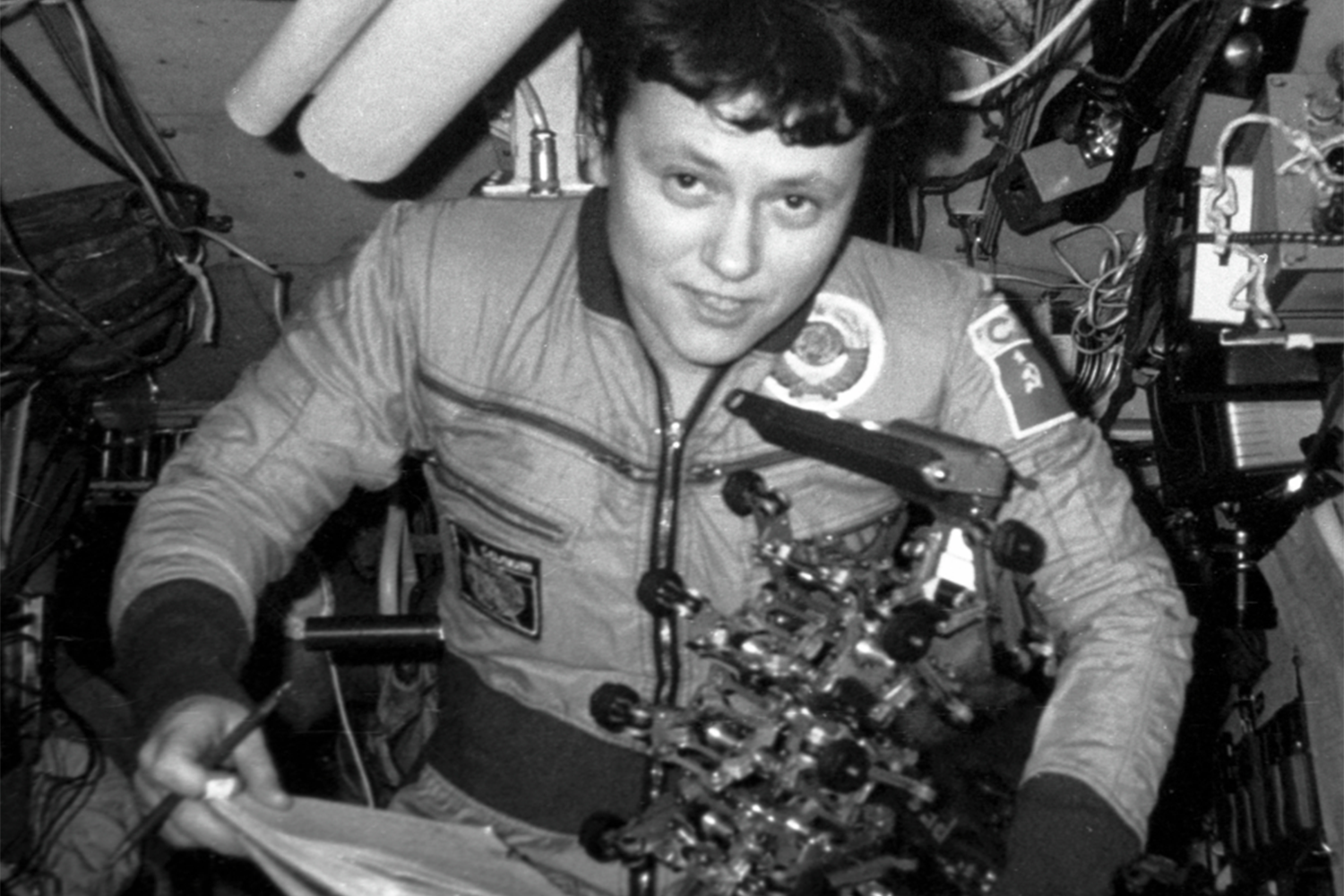 Дата полета: 19-27 августа 1982 г.Корабль: «Союз Т-7»«Когда потом меня спрашивали, с чем можно сравнить невесомость, ответ обычно бывал таким: "В море или бассейне наберите побольше воздуха в легкие и окунитесь с головой в воду. Закройте глаза, расслабьте руки и ноги — вот вам почти невесомость". Может быть, это и не совсем похоже, но после полета, желая хоть в какой-то степени напомнить себе о нем не мысленно, а физически, я поступала именно таким образом. И мне казалось, что я вновь на станции, вновь свободно плаваю в ее отсеках, наслаждаюсь безопорным парением».Из мемуаров «Вчера и всегда»«По сторонам можно было смотреть, когда не было работы. Мы работали только на светлой стороне орбиты, потому что нужно видеть приборы, инструмент. Но там было время, когда стояли, пережидали – можно было что-то посмотреть. Очень красивая картина ночной Земли. Мы как раз были над Северной Америкой. На фоне темной Земли и темных облаков вместе с ними виднелись огни городов крупных. Где-то грозы виднелись – очень красиво».Из интервью Life, 12 апреля 2019 г.«Я не просто видела пустоту. Я чувствовала, что меня видят. Я не одна была там. Космос – это не пустота. Это взгляд».На встрече ветеранов программы «Салют».«Мы вышли, мы работали, никто у нас лишний раз не спрашивал: "А как там, что там, как чего?" Главное, не мешали нам там работать. Хотя, действительно, были опасения, опасно там, не опасно. За два витка до стыковки чего-то дым пошел. Вообще говорили, что в летательным аппарате никогда ничего дымить не может, потому что по определению не может, так он надежно сделан. Ну вот у нас задымило. На спуске были интересные моменты с ручным управлением. Какие-то пайки там неправильно сделали. На экране видишь одно, а на самом деле происходит другое».Из интервью ТАСС, 31 июля 2014 г.