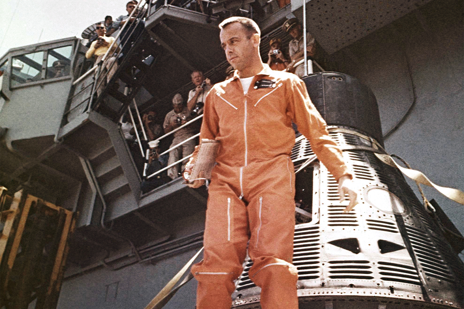 Даты полетов: 5 мая 1961 г., 31 января – 9 февраля 1971 г.Корабли: Freedom 7, Apollo 14«После того как Эд спустился вслед за мной, мы установили часть оборудования, взяли аварийные пробы грунта и на несколько минут смогли осмотреться – посмотреть вверх, на черное небо. Абсолютно черное небо: хотя Солнце освещает поверхность, свет не рассеивается и не отражается – небо совершенно черное. И там, в вышине, мы увидели другую планету – Землю».Из интервью, 20 февраля 1998 г. «Там, на Луне, я осознал, что наша планета не бесконечна. Она хрупка. Многим это, возможно, неочевидно, и очень жаль, что люди на Земле воюют друг с другом вместо того, чтобы объединиться и жить на этой планете. В черноте космоса мы выглядим довольно уязвимо».Из статьи в Los Angeles Times, 19 июля 1994 г.«Волнение начало по-настоящему нарастать только тогда, когда трейлер – в котором находился я, в скафандре с системой вентиляции и всем прочим, – подъехал к стартовой площадке. Я вышел и впервые увидел эту огромную ракету – ракету "Редстоун". Конечно, по сегодняшним меркам она не такая уж и большая, но тогда она казалась весьма внушительной… Пилоты перед полетом всегда подходят к самолетам и проверяют колеса. Никто не позволил бы мне подойти к ракете и постучать по стабилизаторам, но я все равно обошел вокруг и подумал: “Ладно, хорошенько ее осмотрю – ведь эту часть машины я больше никогда не увижу”. И вот тогда, думаю, волнение начало нарастать по-настоящему».Из интервью American Academy of Achievement«Если бы кто-нибудь перед полетом спросил меня: "Ты что, растрогаешься, глядя на Землю с Луны?" – я бы ответил: "Нет, ни за что". Но когда я впервые, стоя на Луне, оглянулся на Землю, я заплакал. Это трудно описать. Ты стоишь на безжизненном, сером, пустынном месте, а там, в черноте космоса, висит этот прекрасный сине-белый шар. Он выглядит таким хрупким, таким одиноким. Это действительно потрясает до глубины души».Из интервью CBS Evening News, февраль 1971 г.