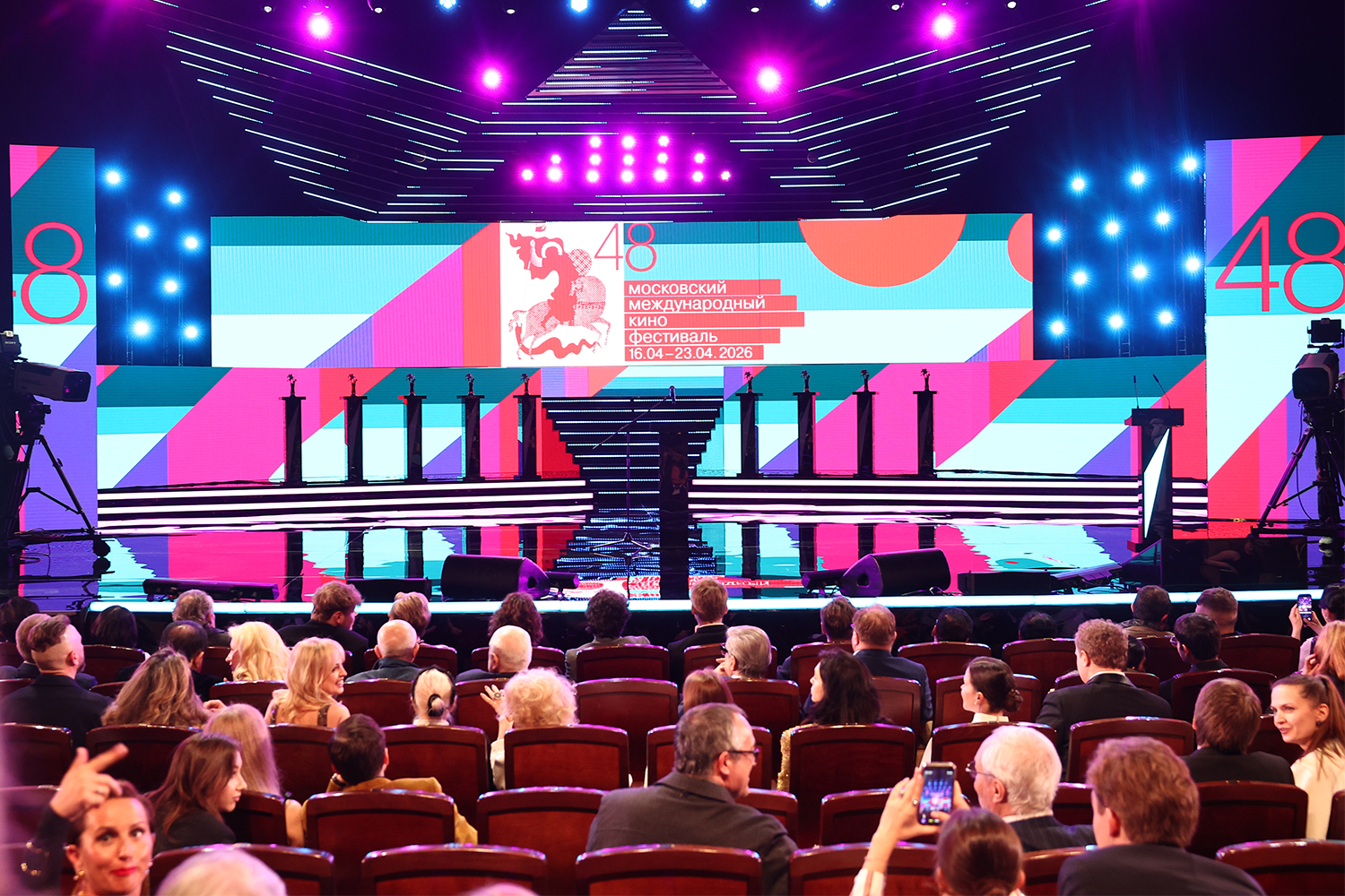16 апреля в столичном театре «Россия» стартовал 48‑й Московский международный кинофестиваль (ММКФ). Открыла смотр военная драма Александра Котта «Ангелы Ладоги» с Тихоном Жизневским, Романом Евдокимовым и Виктором Добронравовым в главных ролях. В рамках ММКФ, который продлится до 23 апреля, покажут около 200 фильмов из более чем 40 стран. Среди участников – картины из Италии, Испании, Южной Кореи, Китая, Индии, Аргентины, Мексики, Ирана и др. В основном конкурсе заявлено 13 работ. Кто посетил торжественную церемонию – в галерее «Ведомостей».