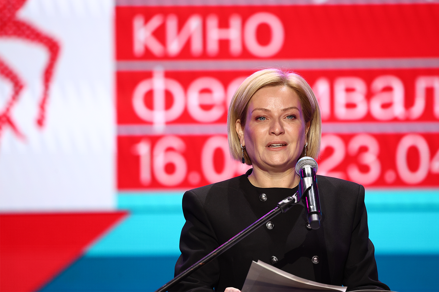 Почетную награду Сергею Безрукову вручила министр культуры России Ольга Любимова.