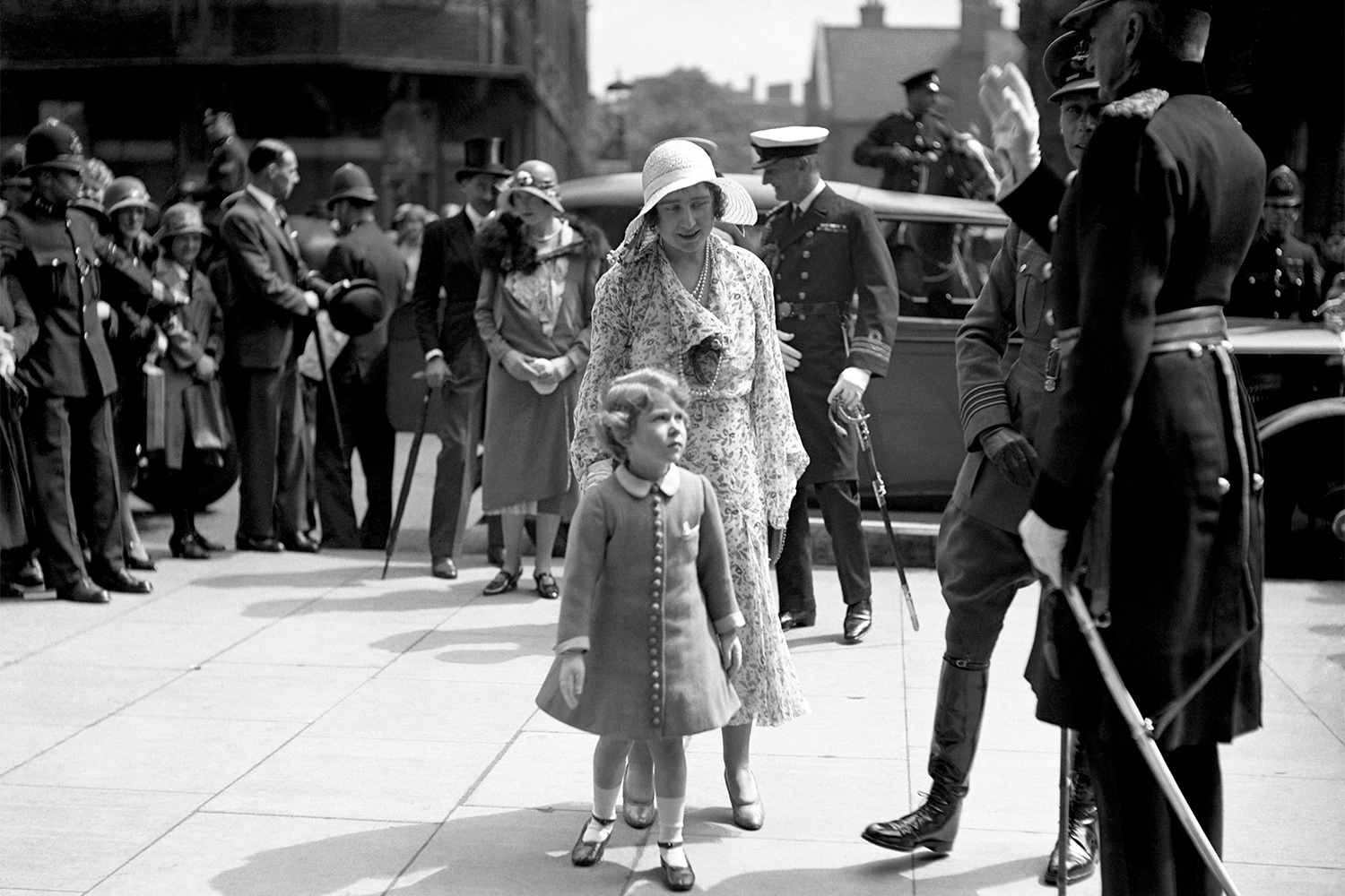 Елизавета II родилась в Лондоне 21 апреля 1926 г. и стала старшим ребенком в семье герцогов Йоркских. Родители назвали ее в честь матери, бабушки и прабабушки – Елизаветой Александрой Марией и затем организовали для девочки домашнее обучение с продвинутыми курсами по истории, юриспруденции и политологии.