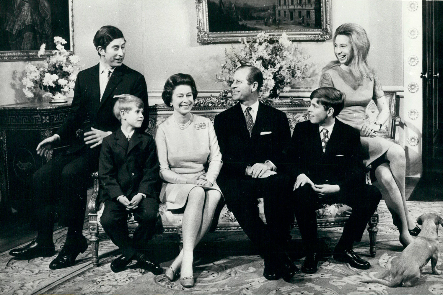 В 1947 г. Елизавета обвенчалась в Вестминстерском аббатстве с сыном греческого принца Андрея Филиппом, с которым находилась в дальнем родстве (они праправнуки английской королевы Виктории) и познакомилась еще в 1934 г. Перед свадьбой Филипп по традиции сменил подданство, принял англиканство и взял фамилию Маунтбеттен (после свадьбы получил вместо нее титул герцога Эдинбургского). В те годы в Великобритании все еще действовала военная карточная система на продукты и товары: на наряд невесты перед торжеством выделили 100 талончиков. И не зря: Елизавета и Филипп прожили вместе 73 года и почти 5 месяцев. Брак считался непростым, но счастливым. Они воспитали четверых детей: Карла III (1948), Анну (1950), Эндрю (1960) и Эдварда (1964) – и восьмерых внуков.На фото слева направо: принцы Чарльз (ныне – король Великобритании Карл III) и Эдвард, Елизавета II, герцог Эдинбургский Филипп, принц Эндрю (ныне – потерял все титулы) и принцесса Анна.