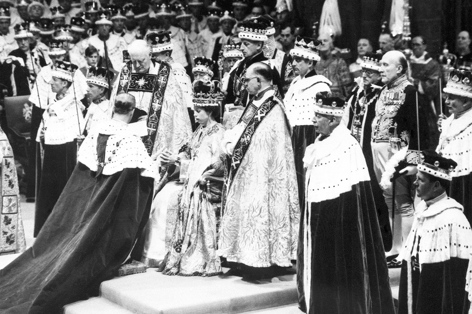 В 1949–1951 гг. молодожены проживали на Мальте, где герцог Эдинбургский служил офицером ВМС Великобритании. Их жизнь изменилась в день смерти короля Георга VI – 6 февраля 1952 г. В возрасте 25 лет Елизавета оказалась королевой Великобритании и Северной Ирландии, а также главой Содружества наций (в него входят 56 государств). Коронация прошла в Вестминстерском аббатстве 2 июня 1953 г. Непосредственно на церемонии присутствовали 7000 гостей, а еще около 100 млн зрителей наблюдали за ней по ТВ. «Вся моя жизнь, будь она длинной или короткой, будет посвящена служению вам и той империи, к которой мы все принадлежим», – пообещала Елизавета II в своем официальном выступлении. Ее коронация считается первой показанной по телевидению и одной из первых цветных трансляций. Во многом это предопределило тон новой елизаветинской эпохи: она прошла под прицелом фото- и видеокамер. «Люди должны видеть меня, чтобы верить мне», – считала молодая королева Великобритании.