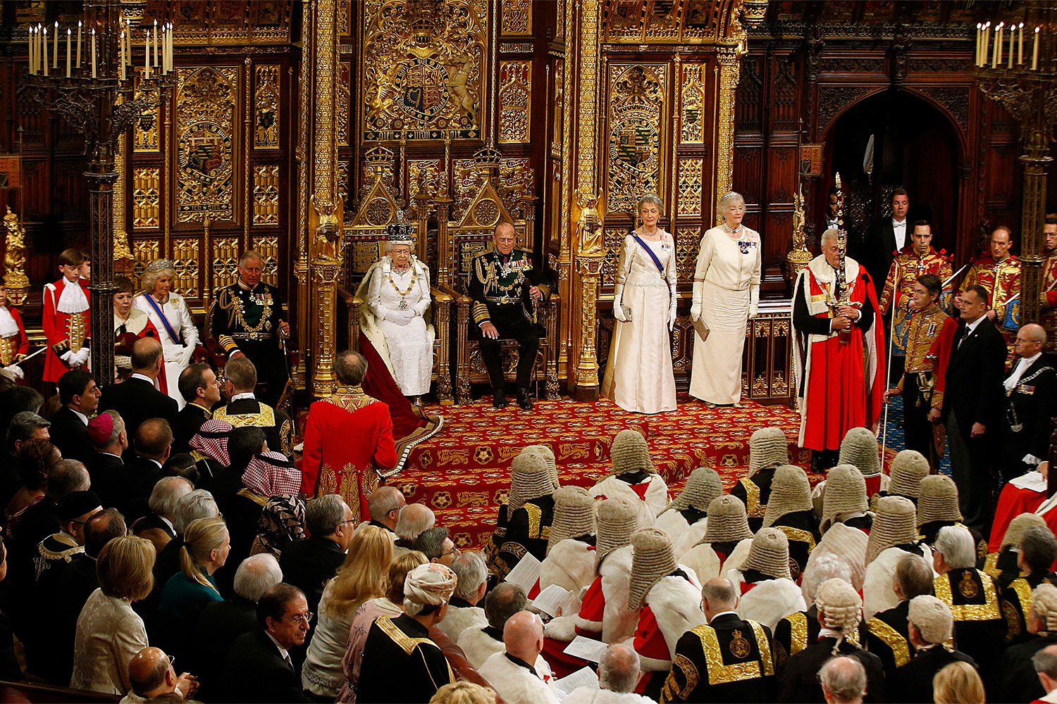 «Я не пишу законов и не веду вас в бой. Все, что я могу, – отдать сердце этим старым островам», – говорила Елизавета II. Важной миссией английской королевы стали ежегодные церемонии открытия парламентской сессии. За все годы Елизавета II пропустила всего три: в связи с беременностями в 1959 и 1963 гг. и проблемами со здоровьем незадолго до смерти в 2022 г. Также королева периодически выступала перед законодателями стран Содружества наций. Например, произнесла тронные речи в парламенте Канады в 1957 и 1977 гг. За пределами Содружества наций Елизавета II выступала на заседании Генеральной ассамблеи ООН – вначале в 1957-м и затем в 2010 г.На фото: церемония открытия сессии парламента Великобритании, 2016 г.