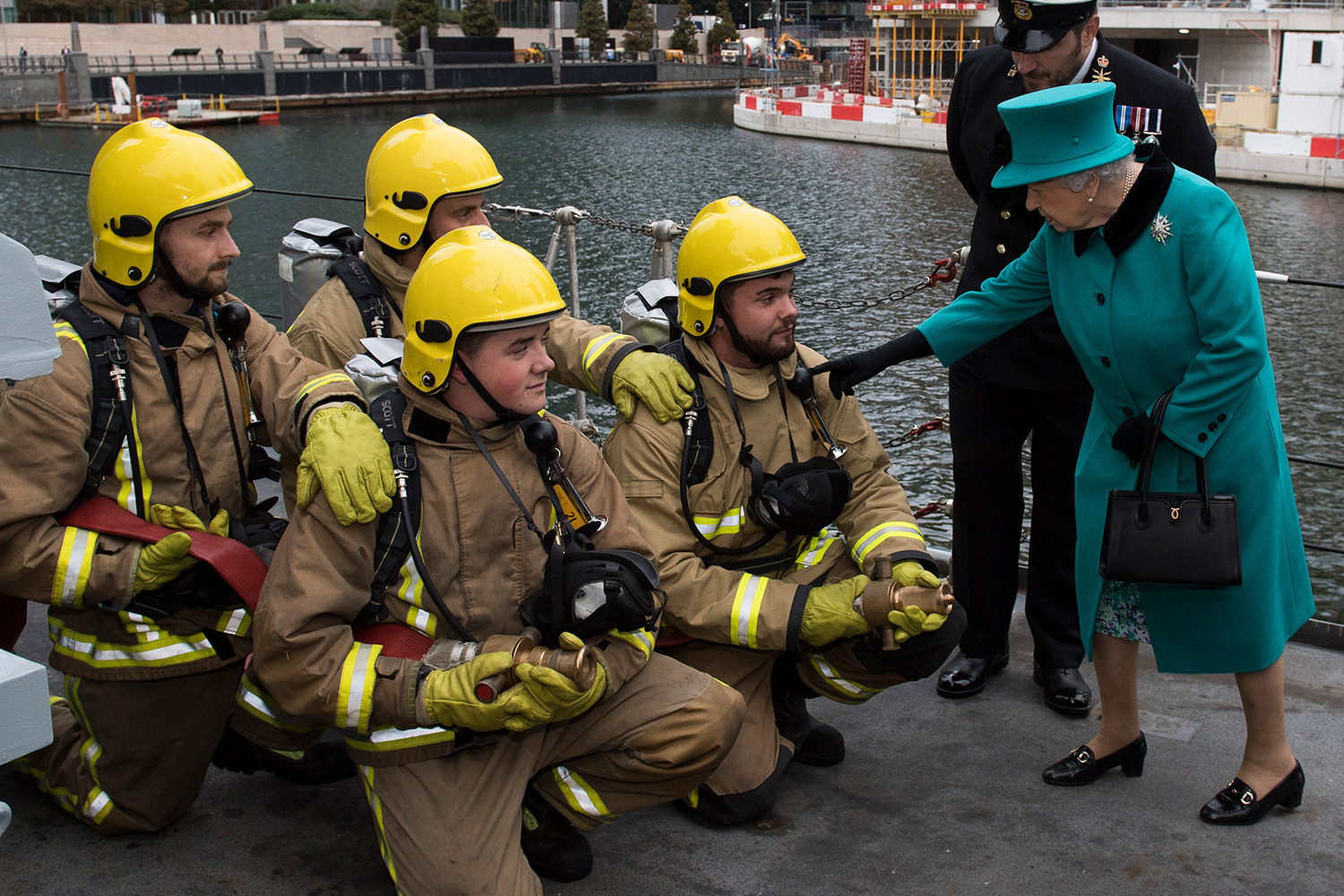 Чаще всего королева Великобритании выполняла представительские функции, например, выступала с обращениями на Рождество (традицию заложил еще Георг V) и по важным поводам: во время войны в Персидском заливе (1991), перед похоронами принцессы Дианы (1997) и королевы-матери (2002), а также в пандемию (2020). Елизавета II регулярно посещала смотры, церемонии награждений и самостоятельно курировала около 600 организаций под монаршем патронажем. Корреспонденты The Daily Telegraph подсчитали, что она спустила на воду 23 корабля, позировала для 129 портретов, отправила 380 000 телеграмм и раздала 78 000 пудингов. Исследователи говорят, что многие из обязанностей гораздо тяжелее, чем кажется: порой королева питалась только яйцами, чтобы много часов оставаться на публике и не отлучаться, и страдала от болей в руке, которой годами исправно приветствовала подданных.